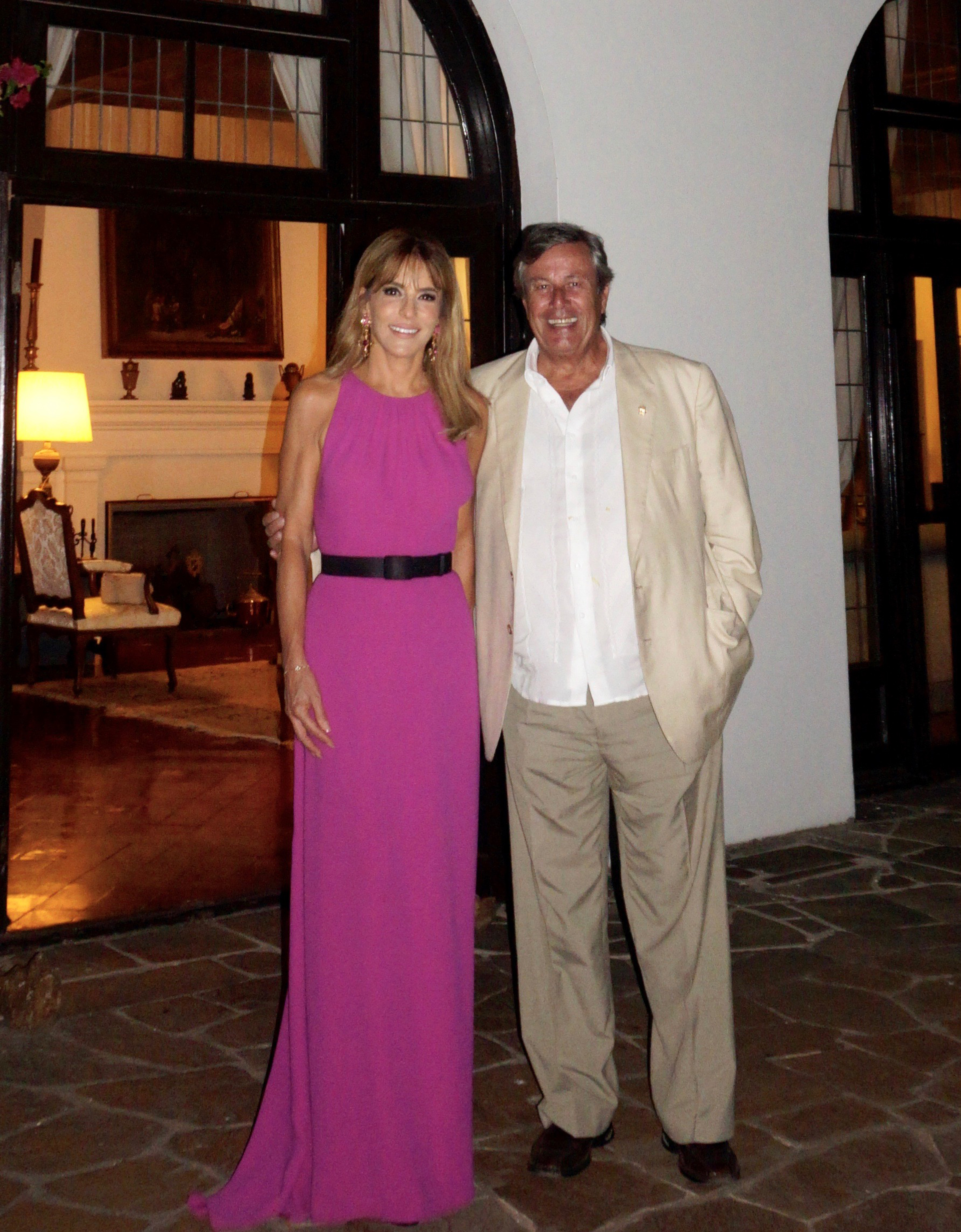 Patricia Della Giovampaola en la Villa D’Arenberg, donde ofreció un cóctel luego de la ceremonia de bautismo de la calle. En la foto, junto al intendente de Maldonado, Enrique Antía