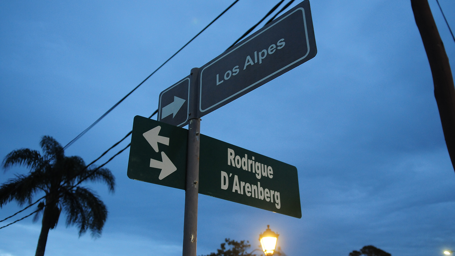 El cartel de la calle en homenaje al príncipe D’Arenberg, que falleció hace diez años en Punta del Este