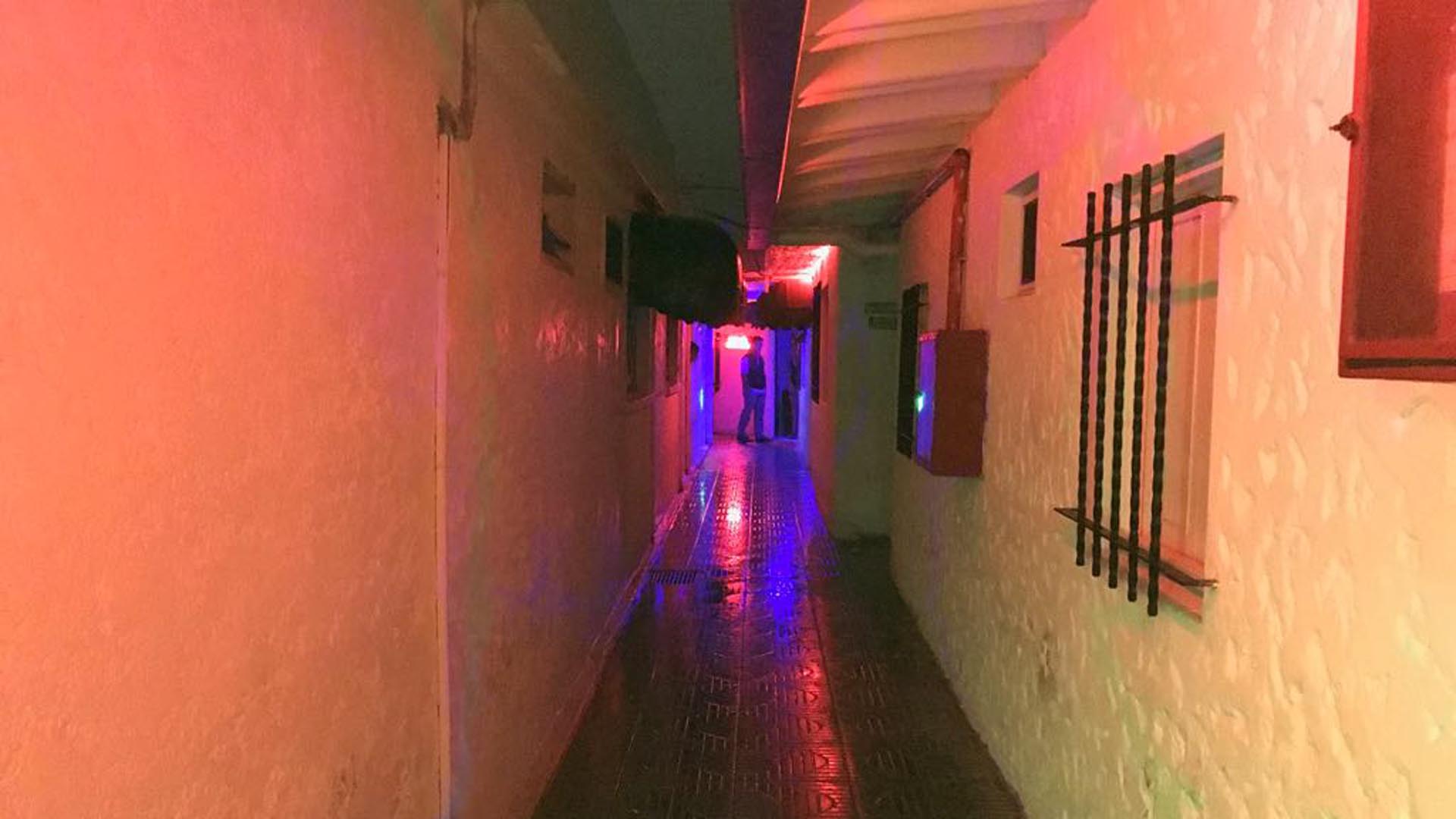 A lo lejos, en el pasillo de ingreso, se observa el sector de las habitaciones y sus luces (Infobae)