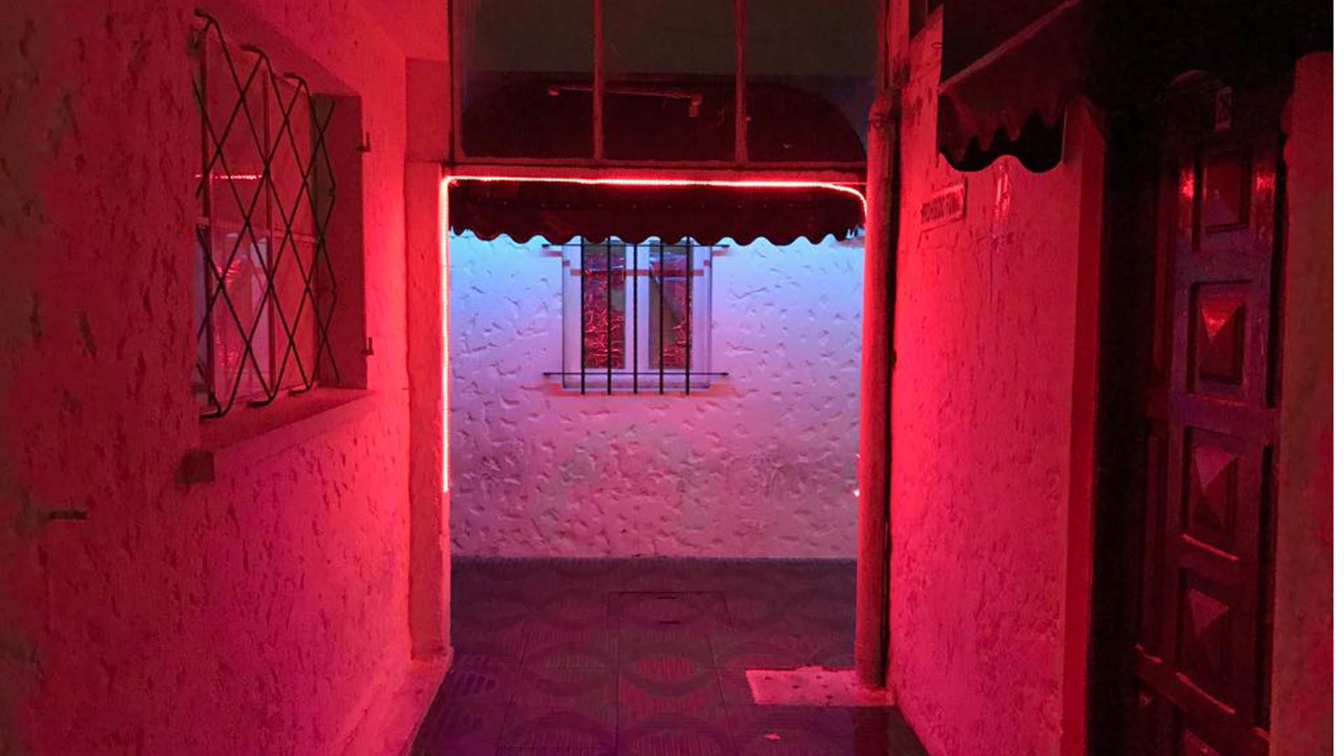 Los pasillos están iluminados con una luz tenue. De fondo, siempre suena cumbia (Infobae)
