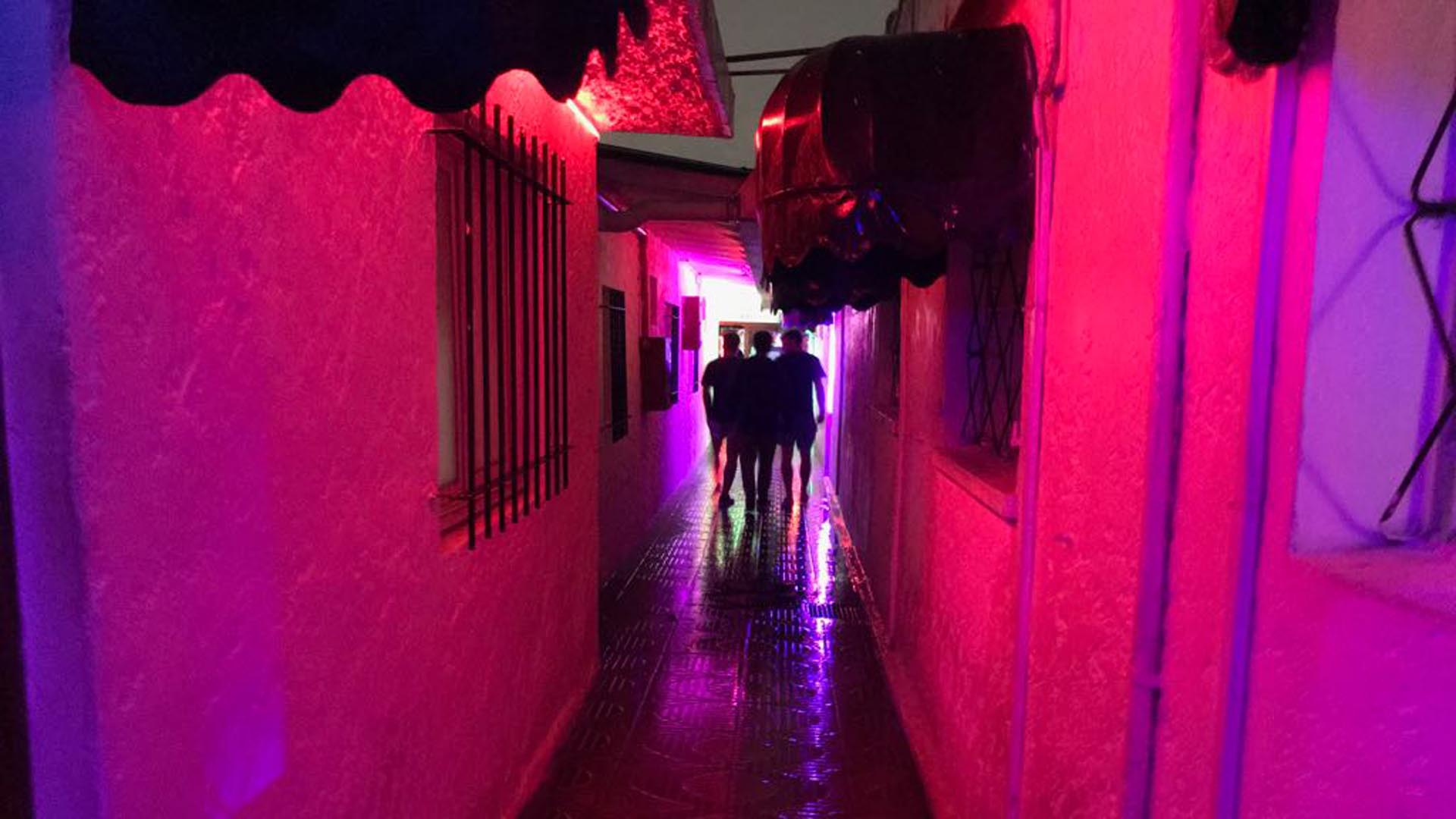 La casa está llena de pasillos y puertas en donde cada mujer atiende a sus clientes (Infobae)