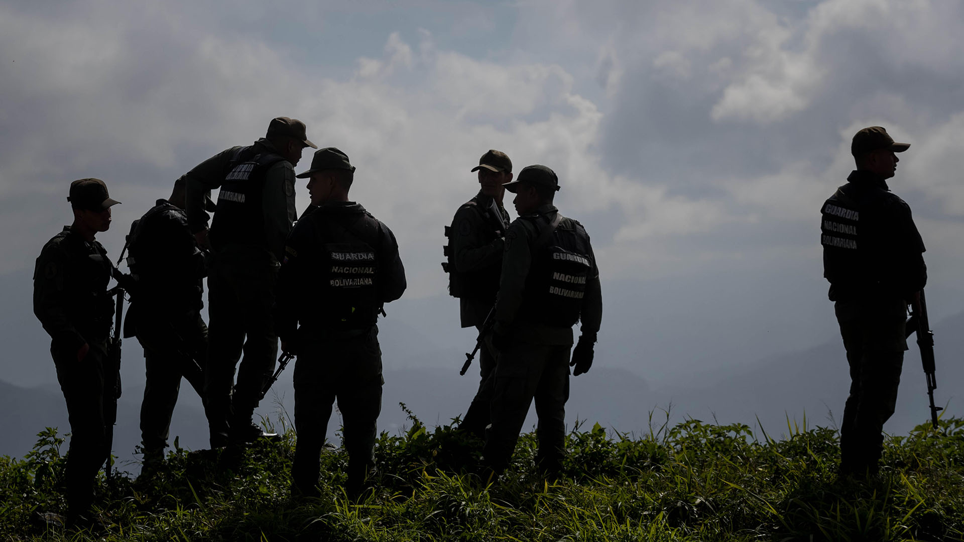 Agentes prestan guardia en los alrededores del lugar donde se realiza una operación contra el grupo liderado por el policía Óscar Pérez