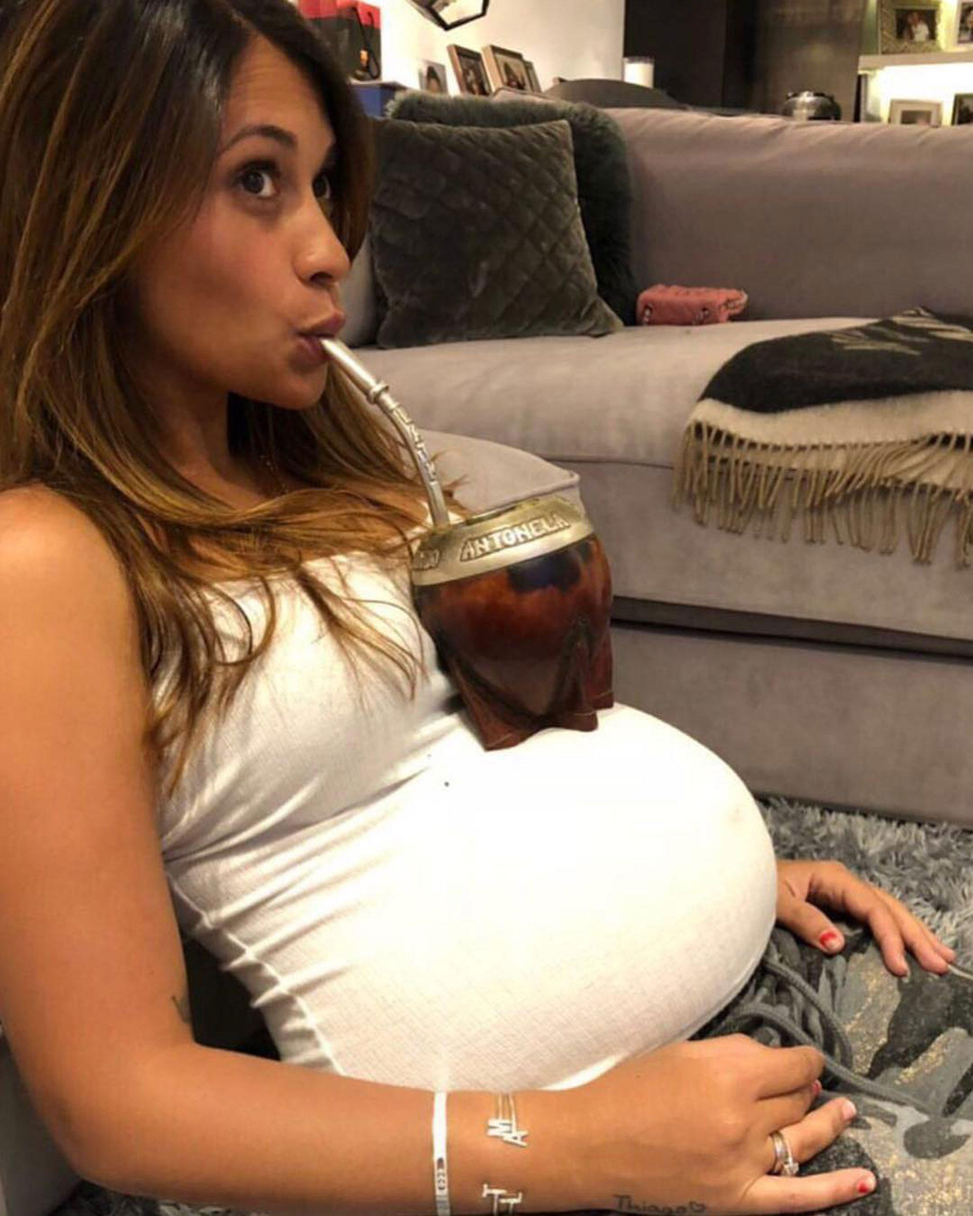 Una tierna foto de Antonela tomando mate en su casa de Barcelona. ¡Qué hermosa pancita!
