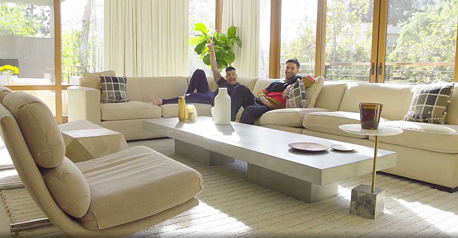 En el video que hicieron para AD, Jwan muestra los Grammys de Ricky, y éste, las obras de su esposo. Según el cantante, el buen gusto de la deco es obra de su marido.