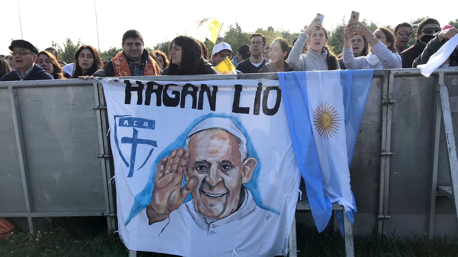 Una bandera con uno de los mensajes de Francisco a los jóvenes: “Hagan lío”