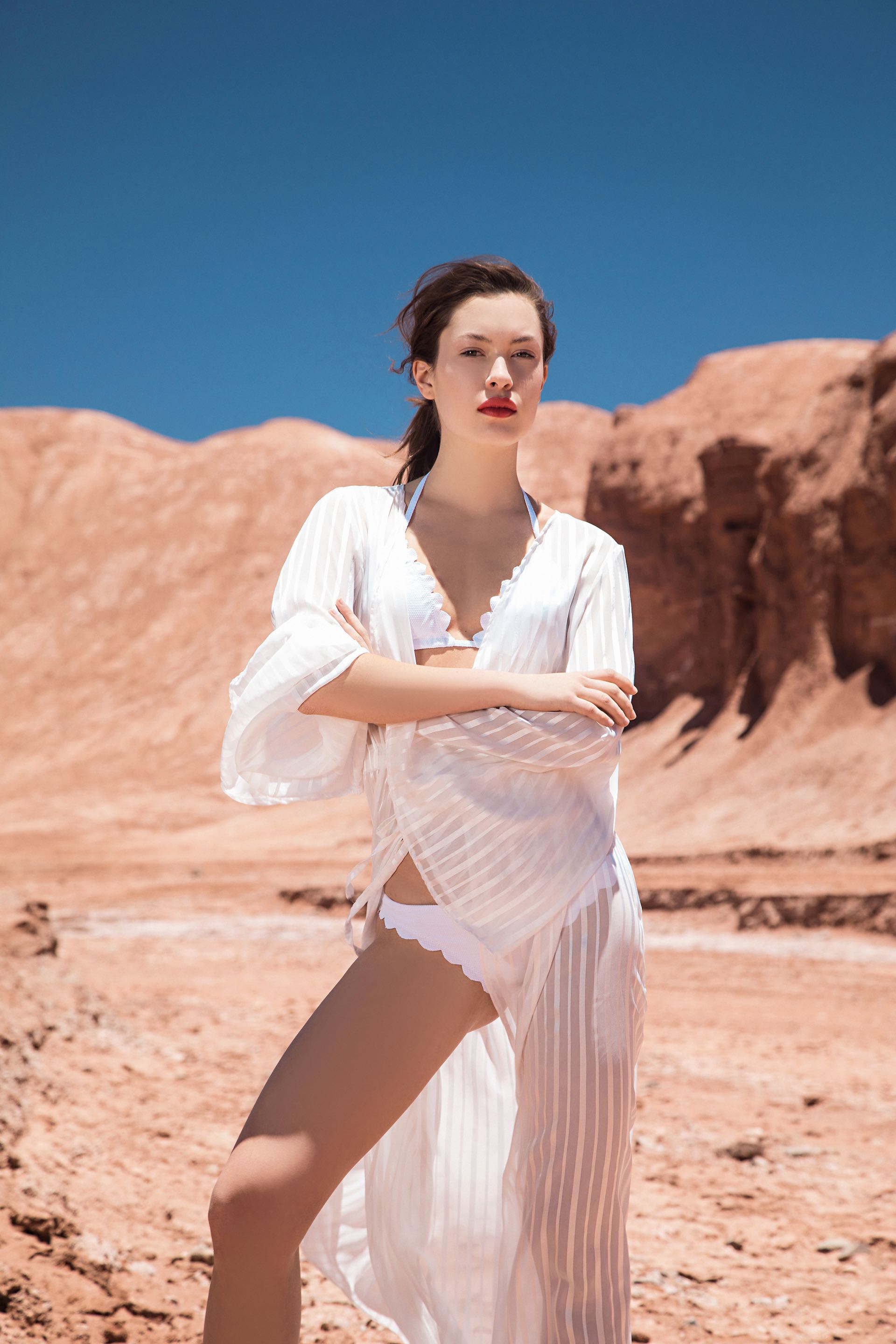 Robe ($ 1.490, Peuque by Rocío Guirao Díaz) y bikini con terminación de ondas ($ 1.290, Wanama). Foto Fernando Venegas/ Para Ti