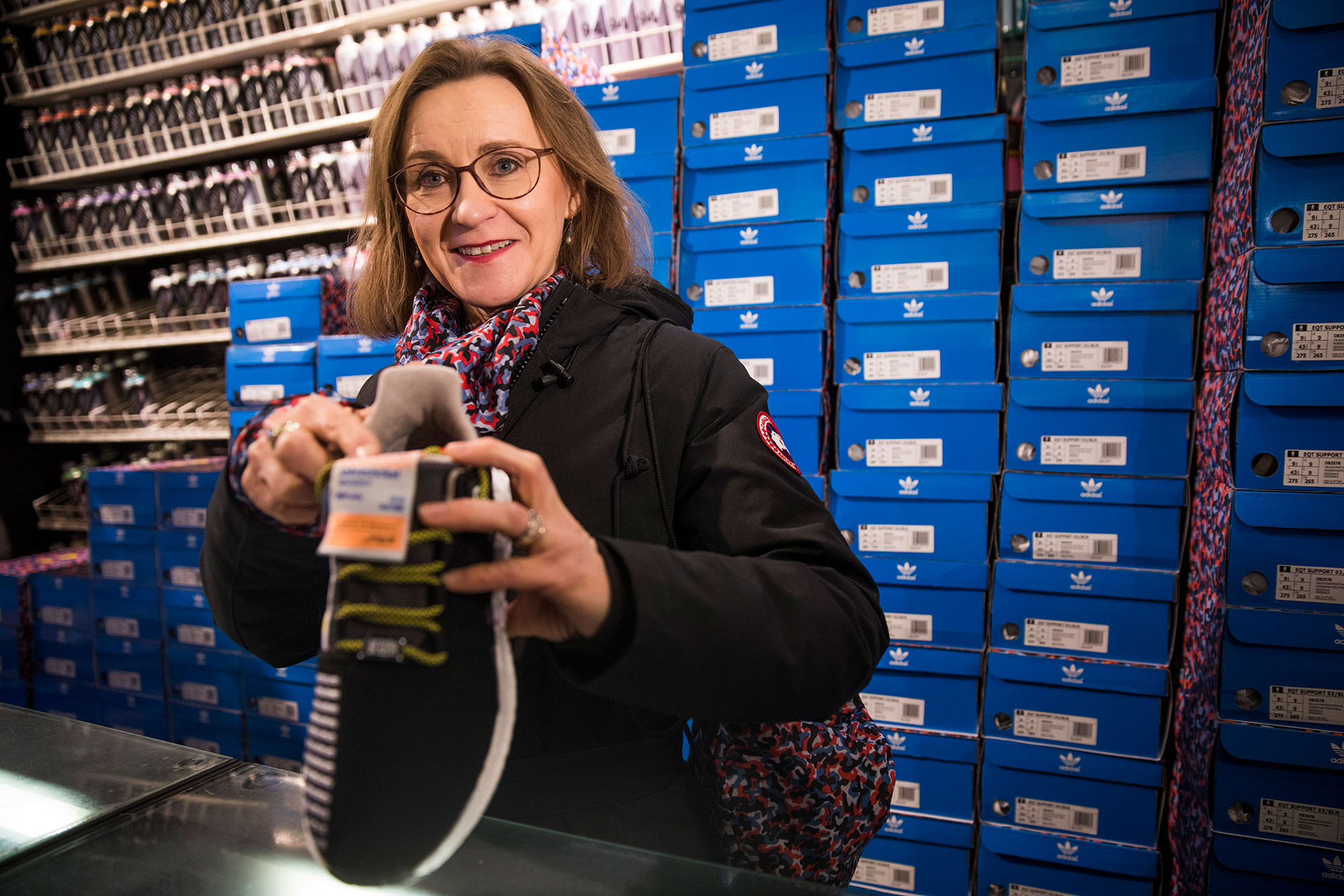 Decenas de personas hicieron largas colas para conseguir uno de los 500 pares disponibles (AFP)