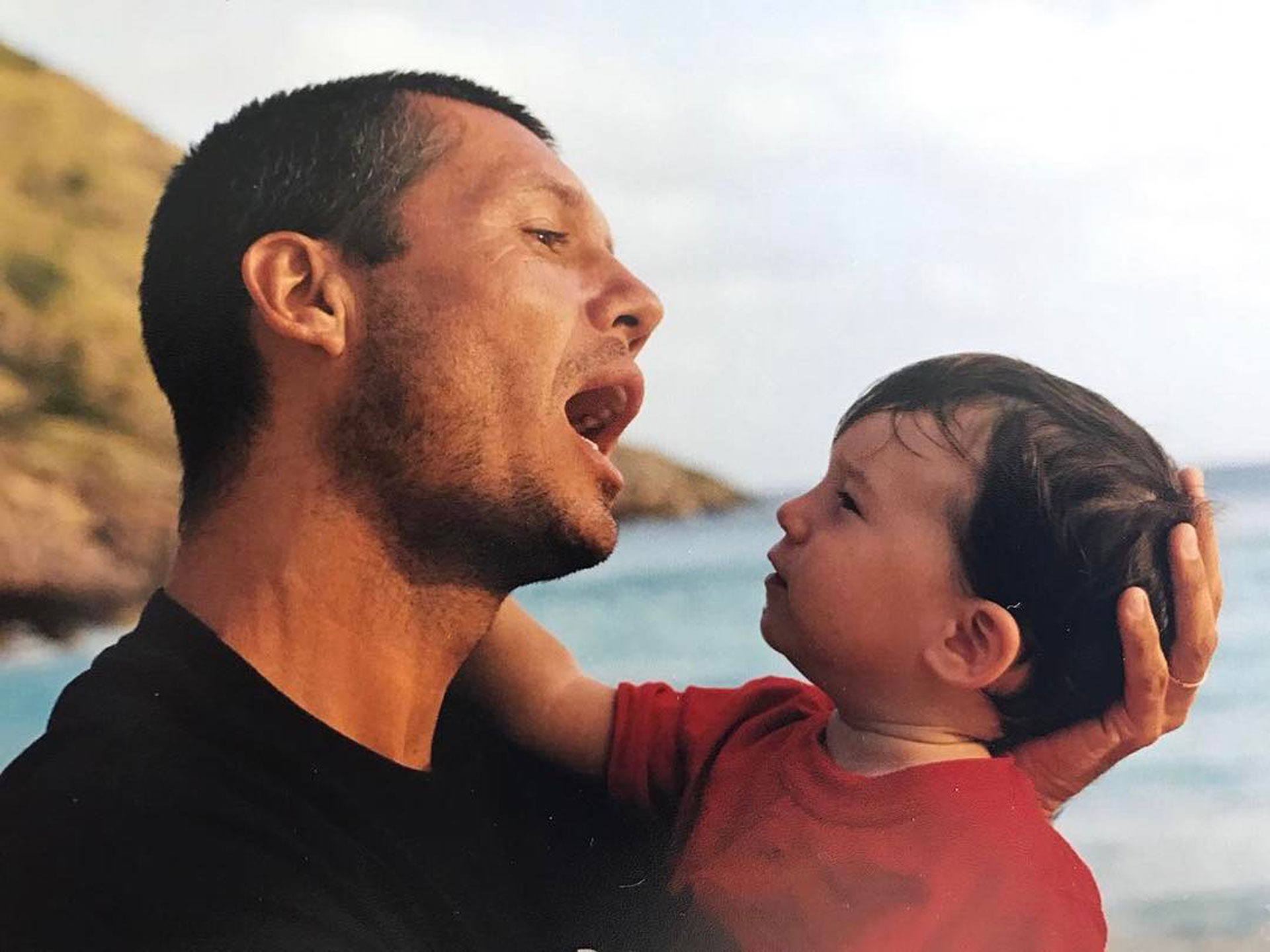 Con Francisco, jugando en la playa, cuando el ahora galán tenía poco más de un año.