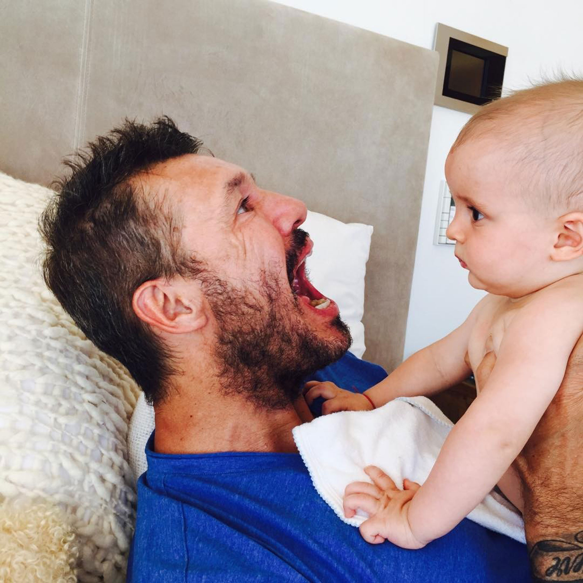 Jugando con Lolo, su hijo más pequeño.