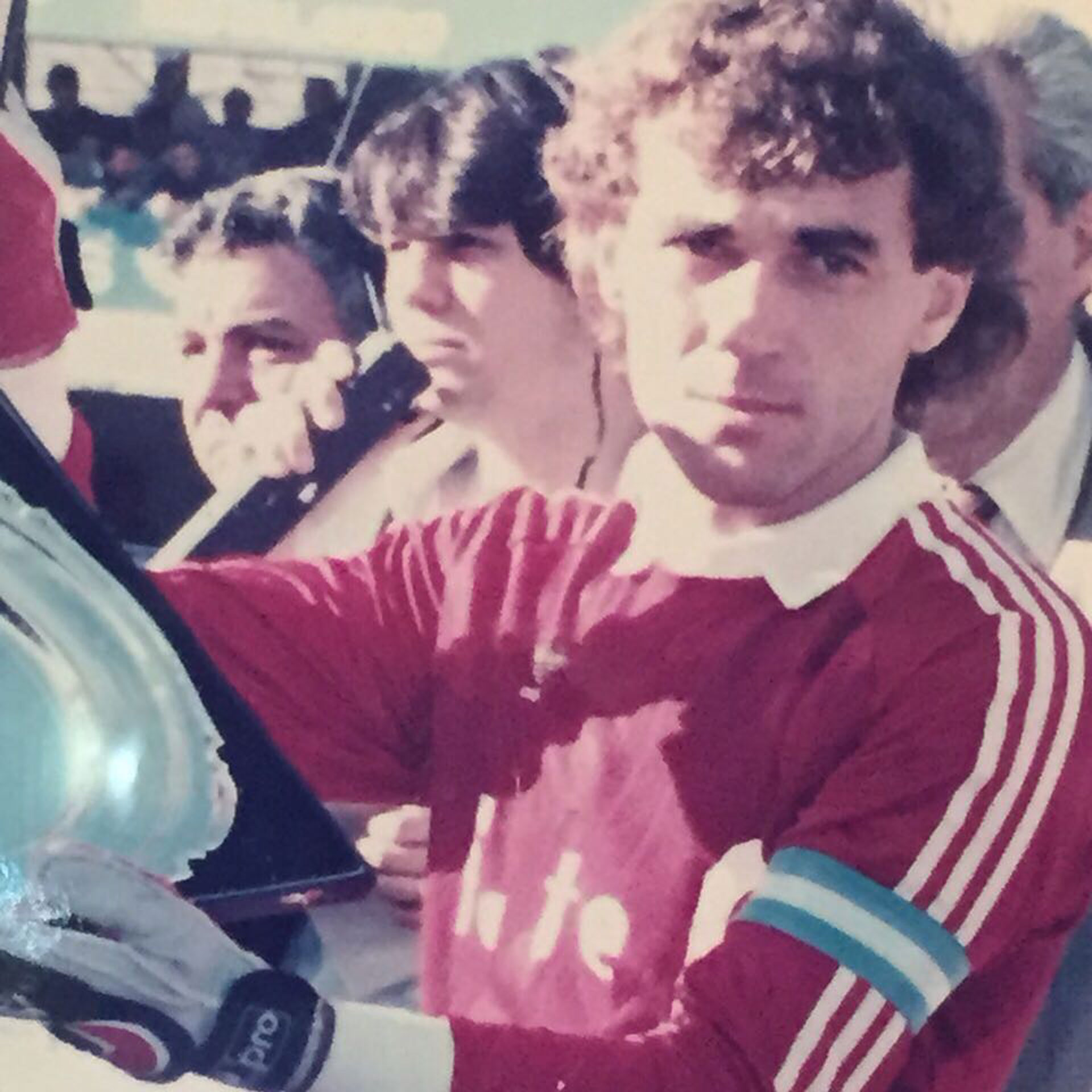 “Hermosa foto que me regalo Nery Pumpido. Ahí aparezco atrás trabajando de periodista”.