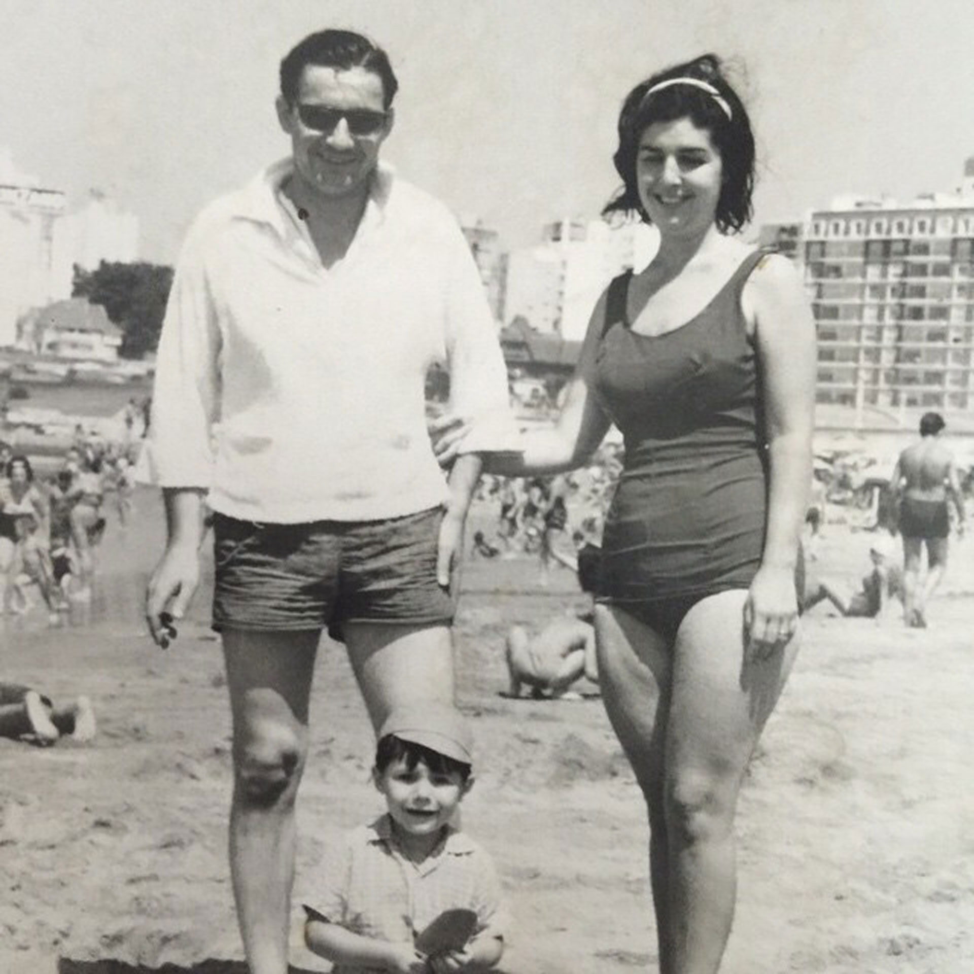 Un pequeño Marcelo Tinelli en la playa junto a Dino Hugo, su padre, y María Esther Domeño, su madre.