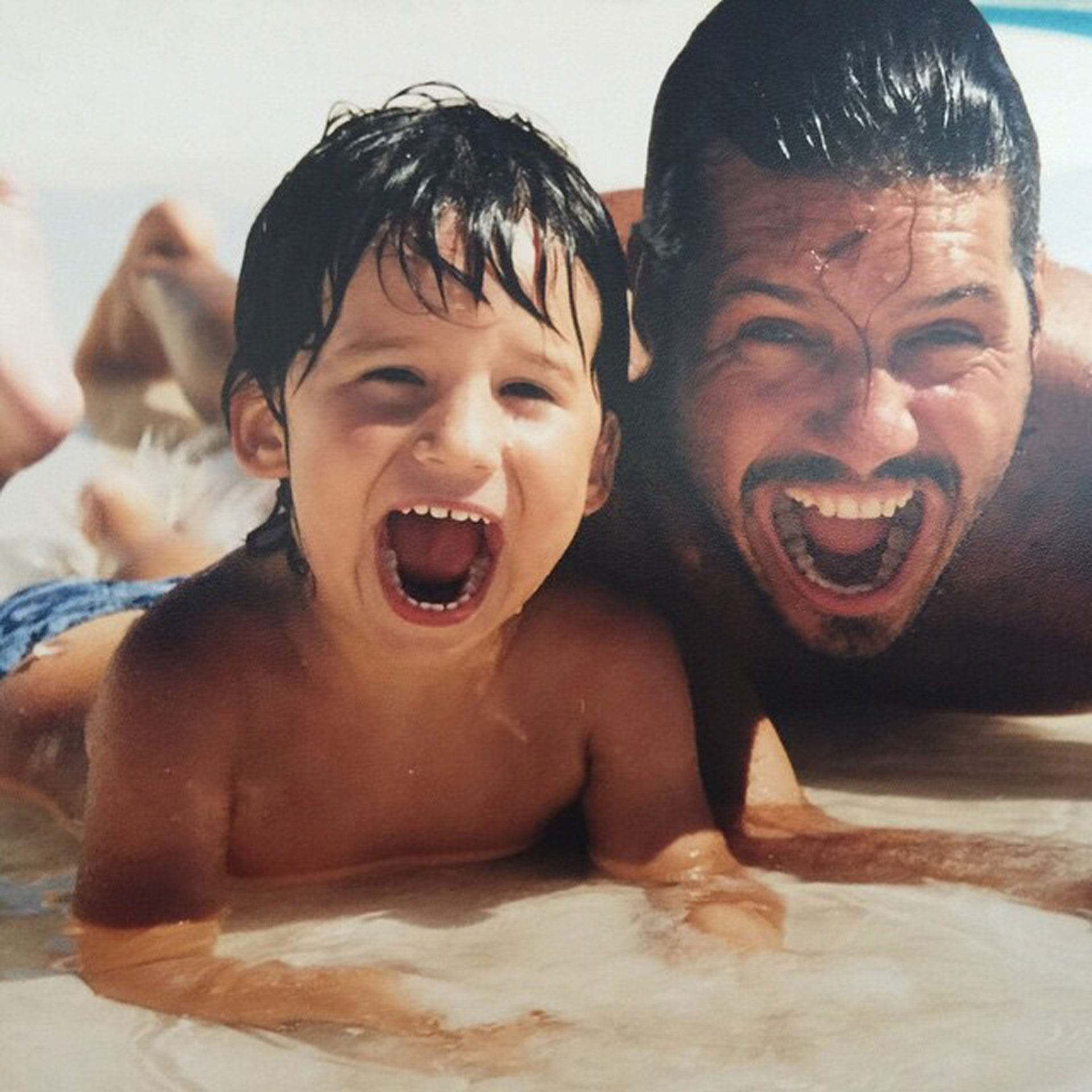 Con un pequeño Francisco jugando en la playa. Foto: Instagram.