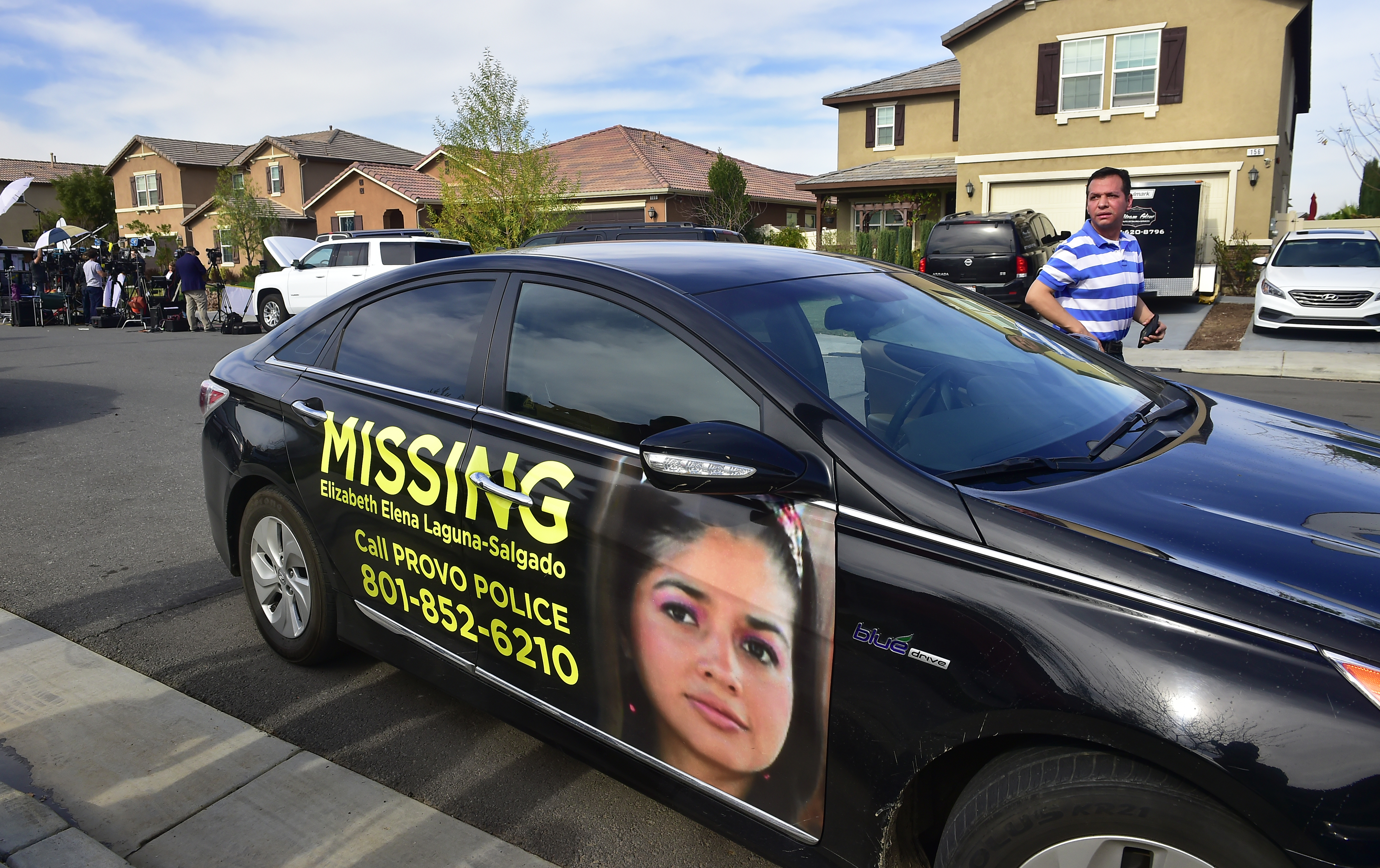 Rosenberg Salgado baja de su vehículo con la foto de su sobrina Elizabeth Laguna (AFP)