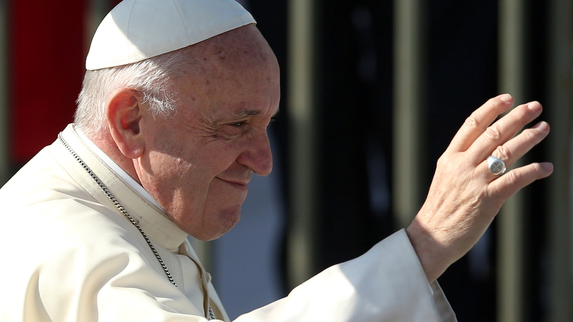 “Esta celebración la ofrecemos por todos los que sufrieron y murieron, y por los que cada día llevan sobre sus espaldas el peso de tantas injusticias”, dijo el Papa (Reuters)