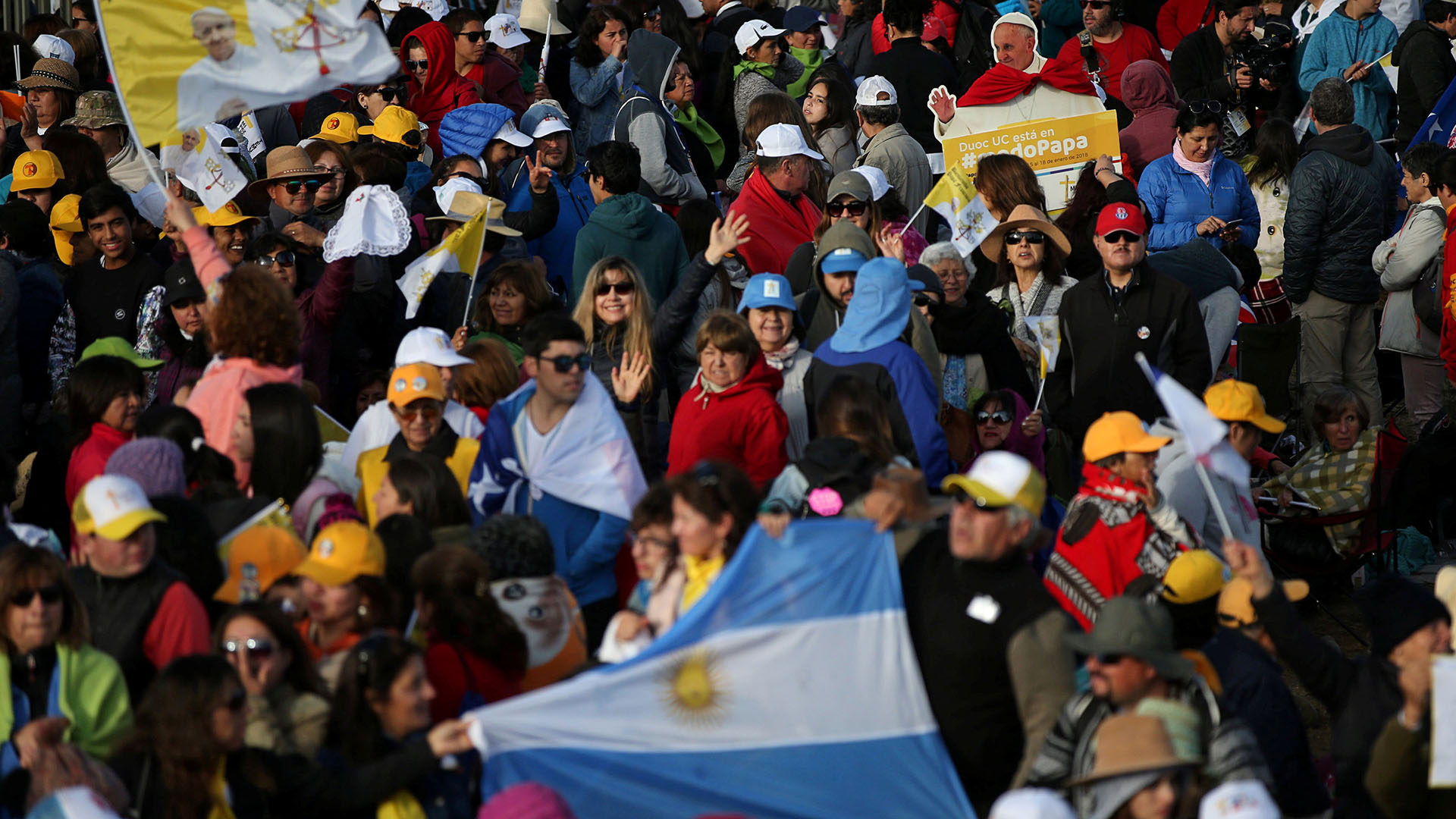 Una bandera argentina entre los miles de chilenos que asistieron a la ceremonia (Reuters)
