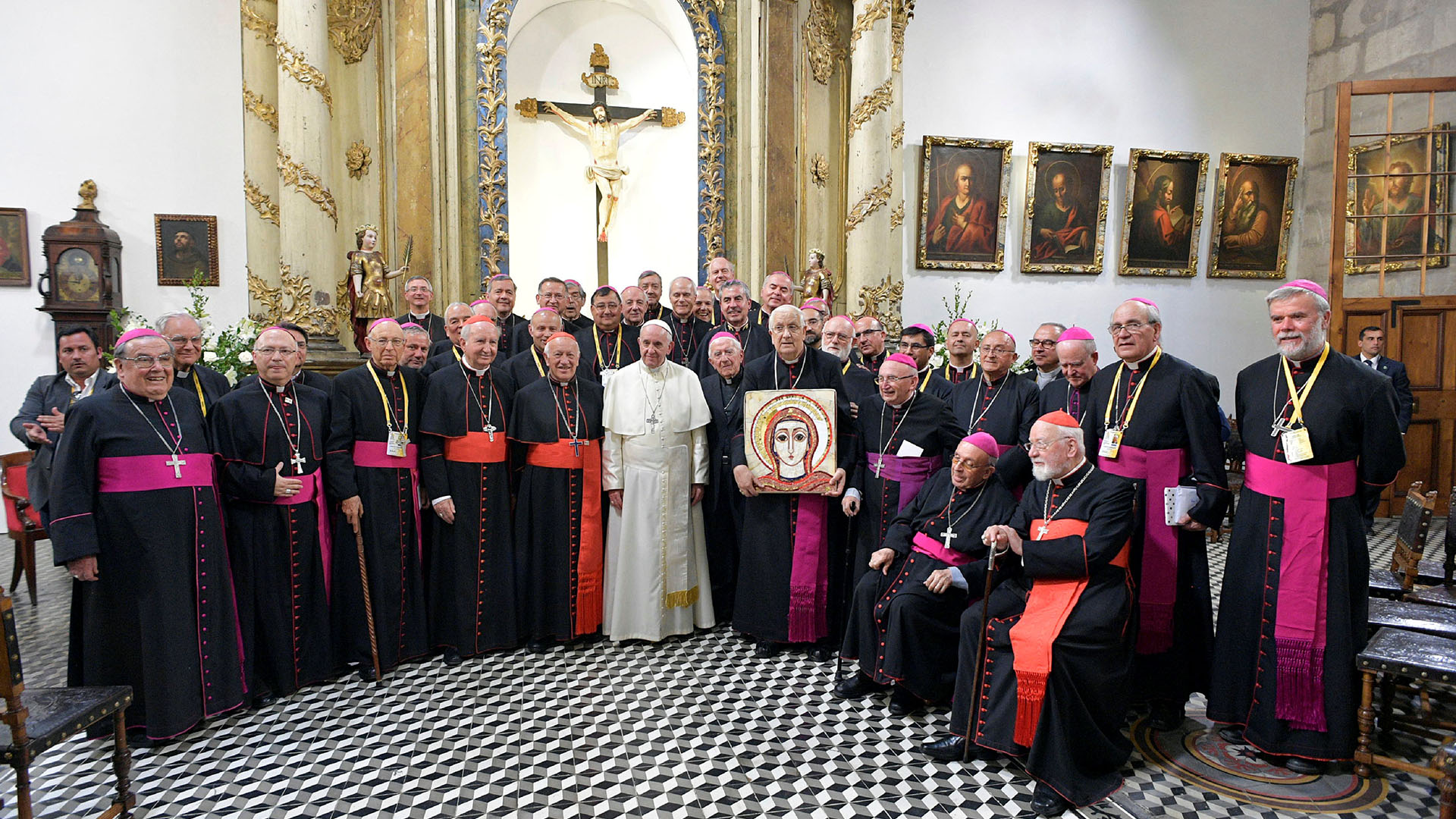 Francisco posando con otros párrocos y obispos (Reuters)