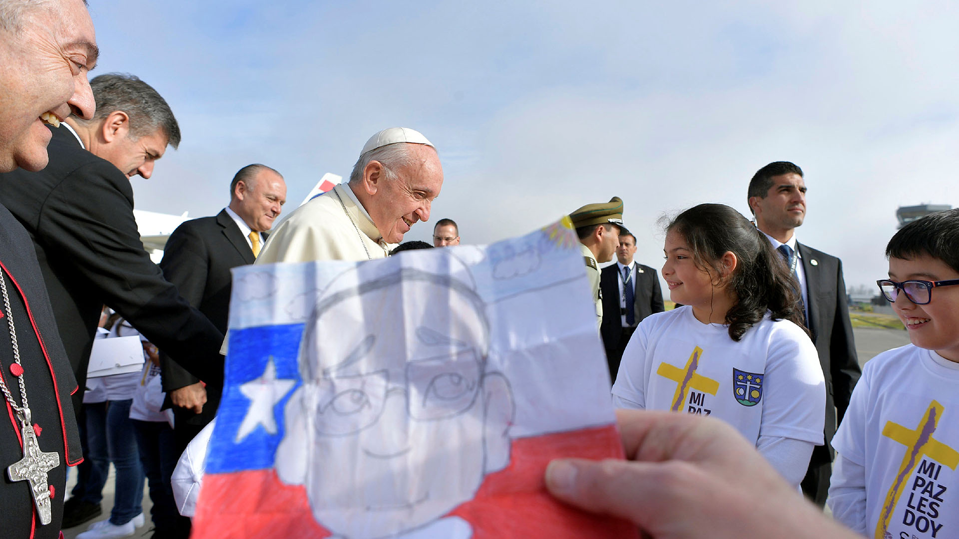 El papa Francisco recibiendo el cariño de los niños (Reuters)