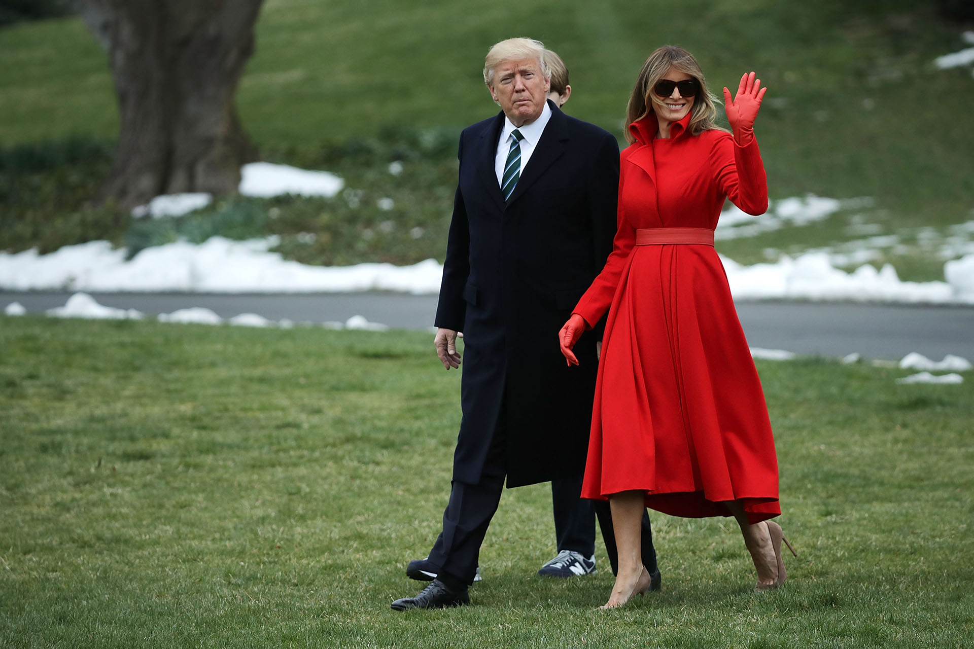 Un espectacular total look rojo -uno de sus colores fetiches- que acentúan su figura con un cinturón a tono de la firma Alice Roi. Por las bajas temperaturas, guantes de cuero