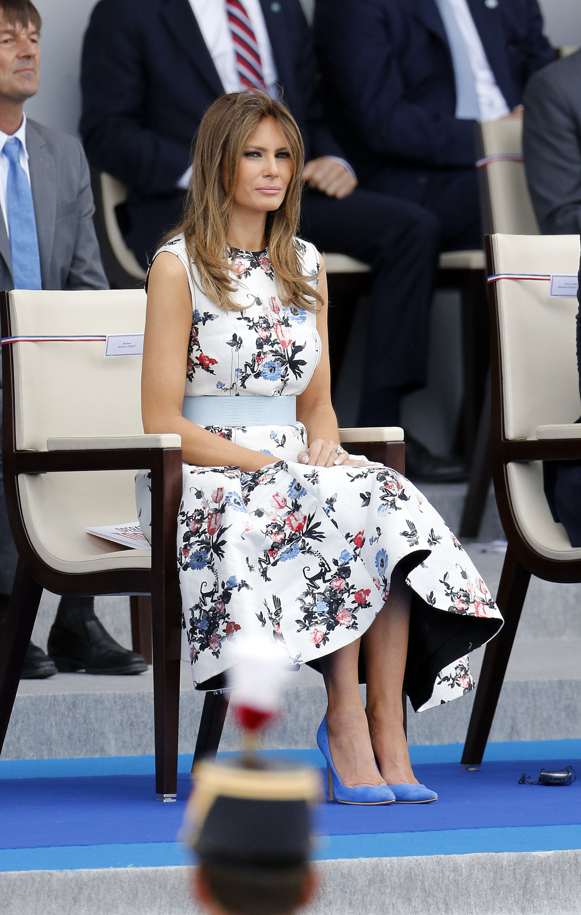 En París por los festejos de la Toma de la Bastilla con una propuesta romántica de estampa floral de Hervé Pierre, con cinturón celeste a tono con sus zapatos