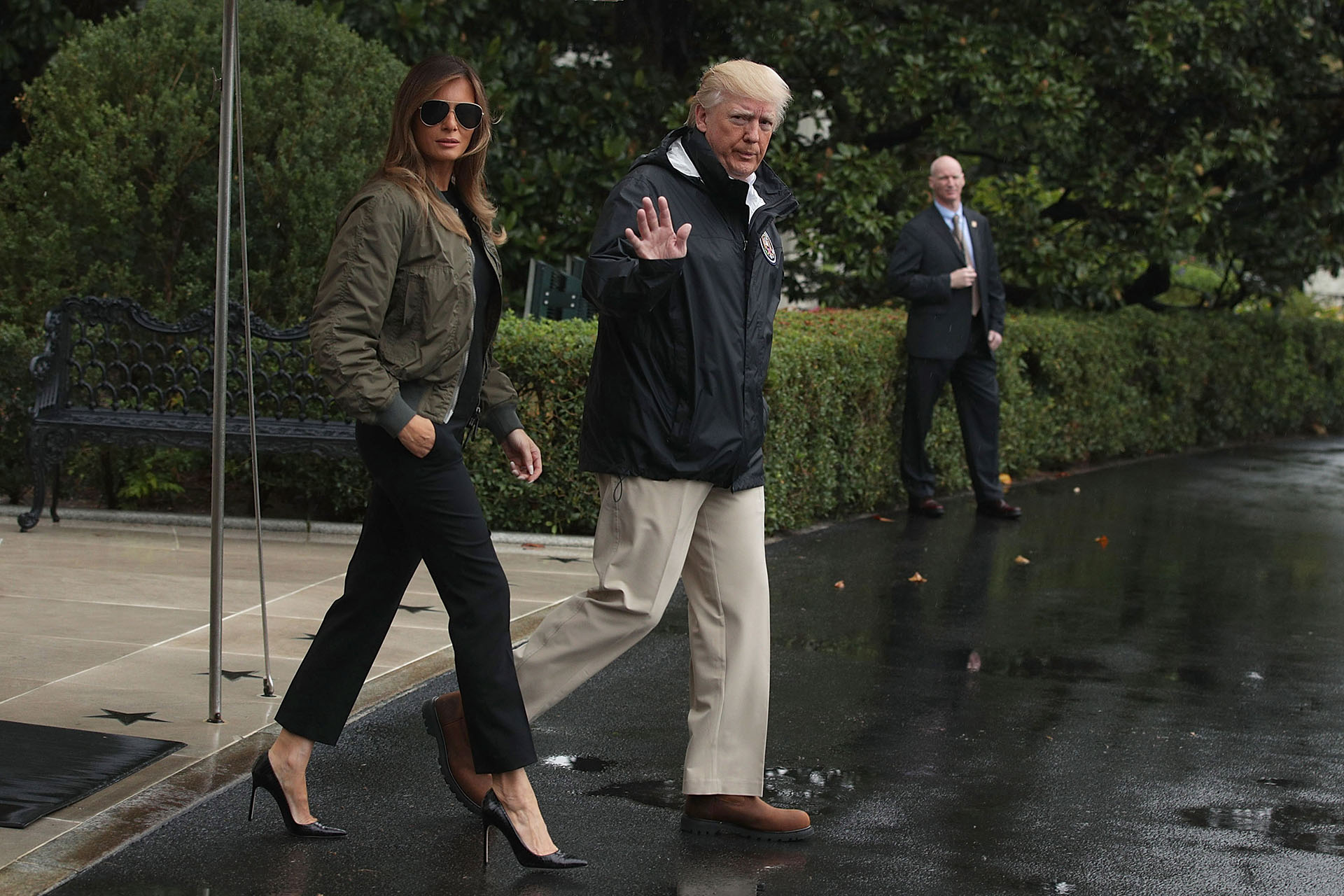Uno de los looks que despertó la polémica: mono negro acompañado de bomber en verde militar y sus clásicos stylletos, recorriendo Texas luego del paso del huracán Harvey