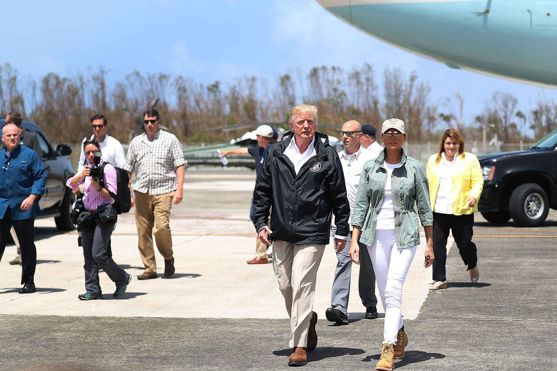 Otro de sus look casuales: en total white, con abrigo de estética militar, borcegos y gorra para la visita a Puerto Rico luego del paso del huracán María.