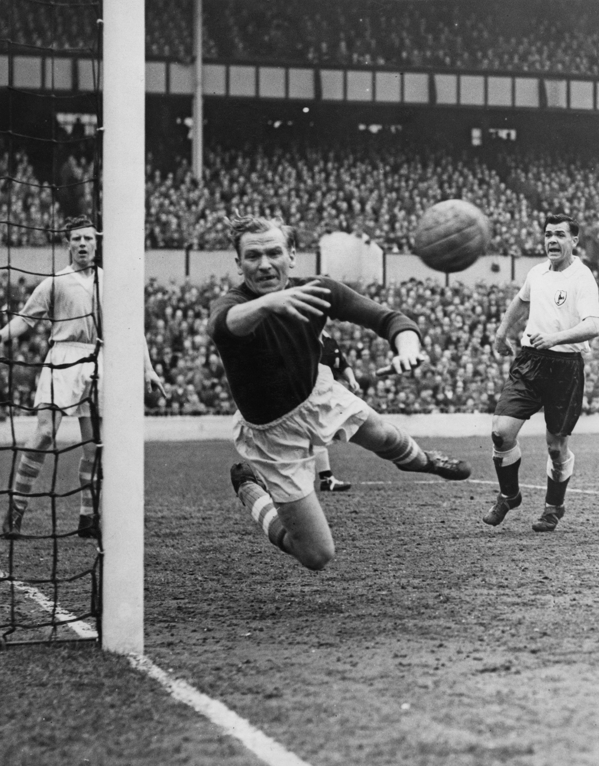Bert Trautmann en acción: una imagen del 24 de marzo de 1956 contra el Tottenham Hotspur en el estadio White Hart Lane de Londres. Ese año el arquero fue elegido el mejor jugador del campeonato (Getty Images)