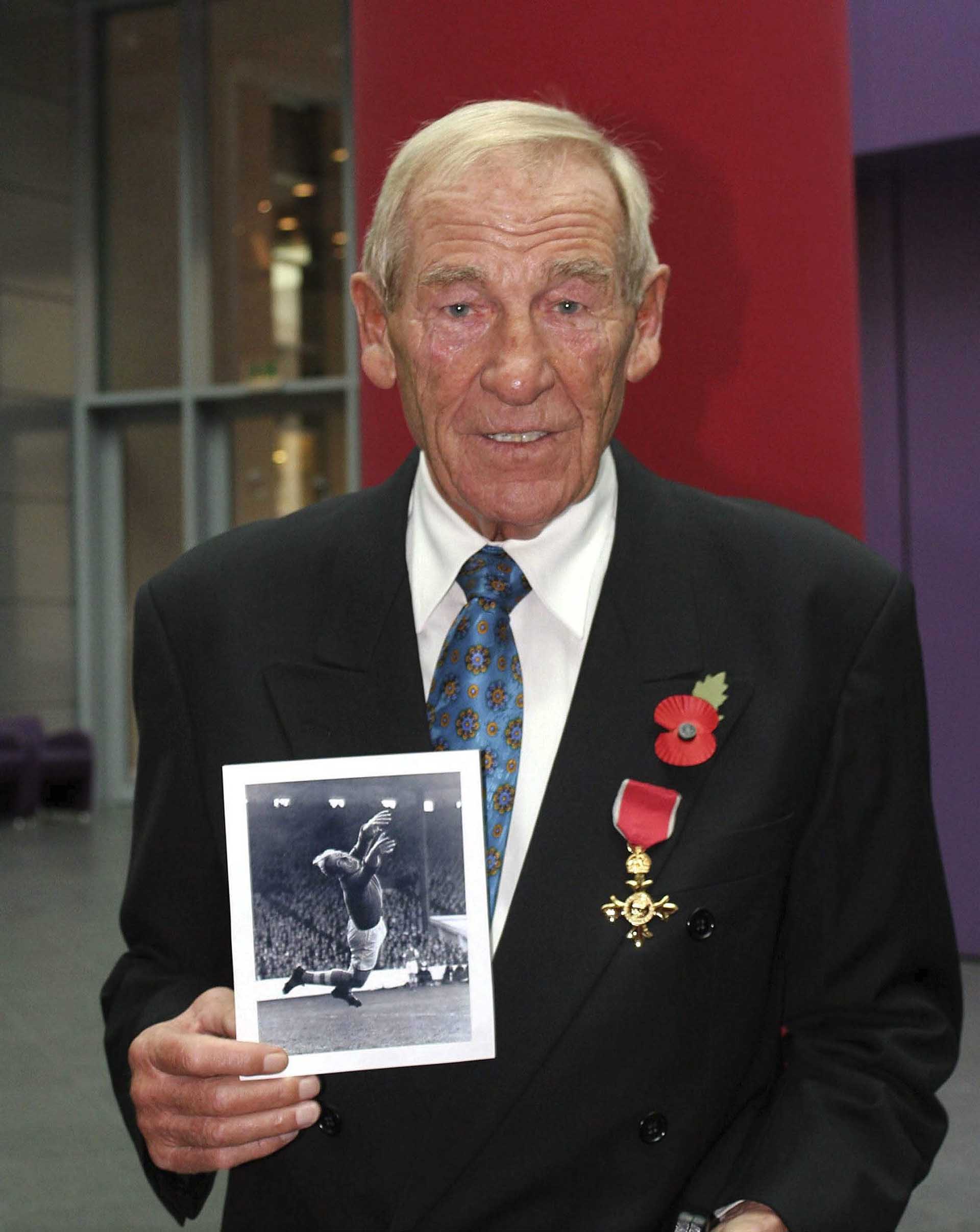 El 1° de noviembre de 2004 Trautmann recibió un reconocimiento por sus servicios a las relaciones británico-alemanas: “Funcionario honorario de la orden más excelente del imperio británico” (Getty Images)