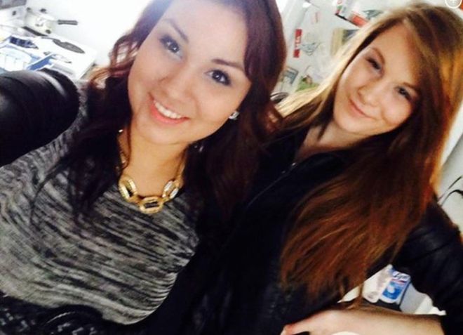 La selfie que Cheyenne Antoine, a la izquierda, se sacó con la víctima, Brittney Gargol (Facebook)