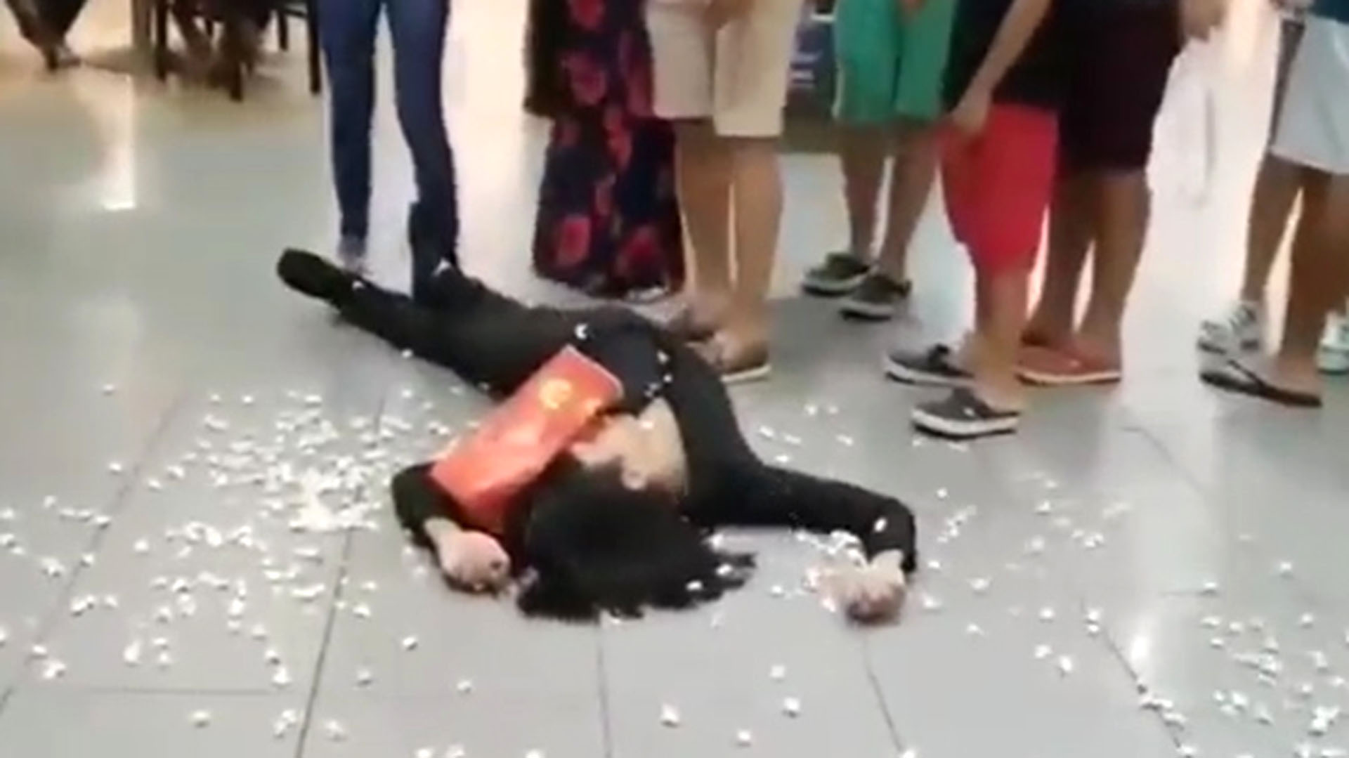 Un hombre se tira al suelo y luego se levanta de un salto