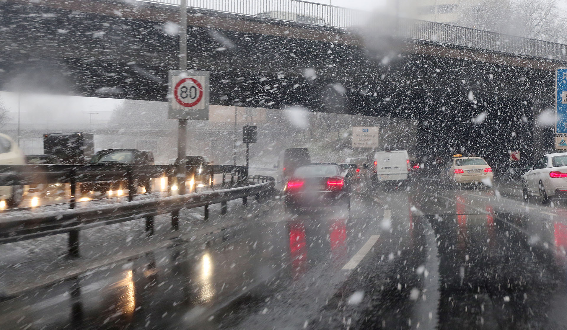 Automóviles pasan por la nieve en una autopista urbana en Berlín el 17 de enero de 2018 (AFP)