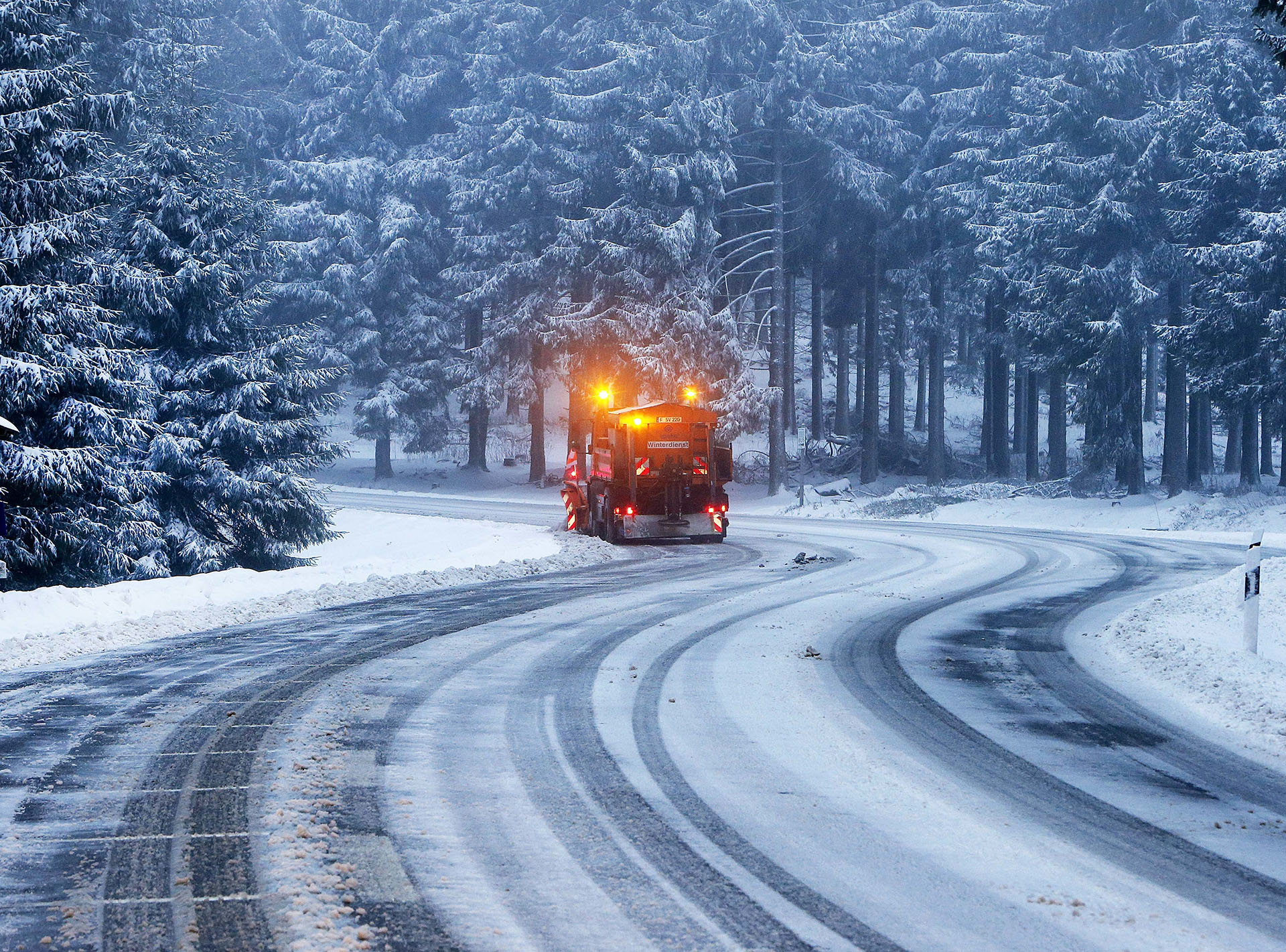 Un quitanieves despeja el camino hasta la montaña Feldberg cerca de Frankfurt, Alemania, después de nevadas el miércoles 17 de enero de 2018 (AP)