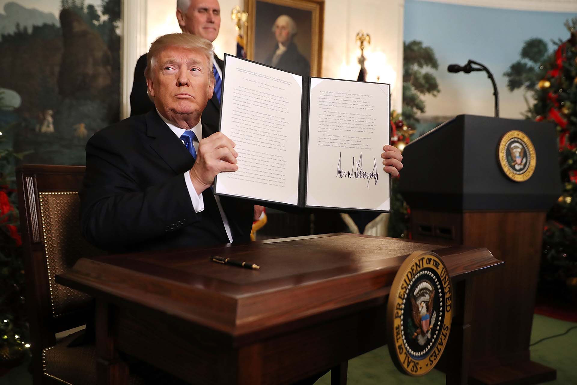 6/12/2017 Donald trump muestra la resolución con su firma con el reconocimiento de Estados Unidos a Jerusalén como capital de Israel.