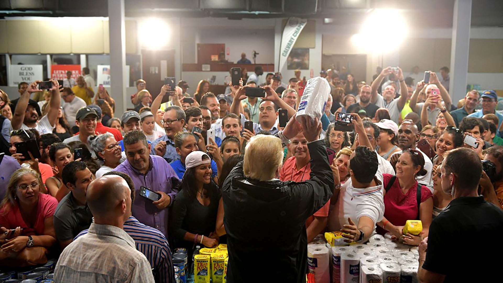 3/10/2017 Donald Trump reparte rollos de papel a los damnificados por el huracán María en Puerto Rico