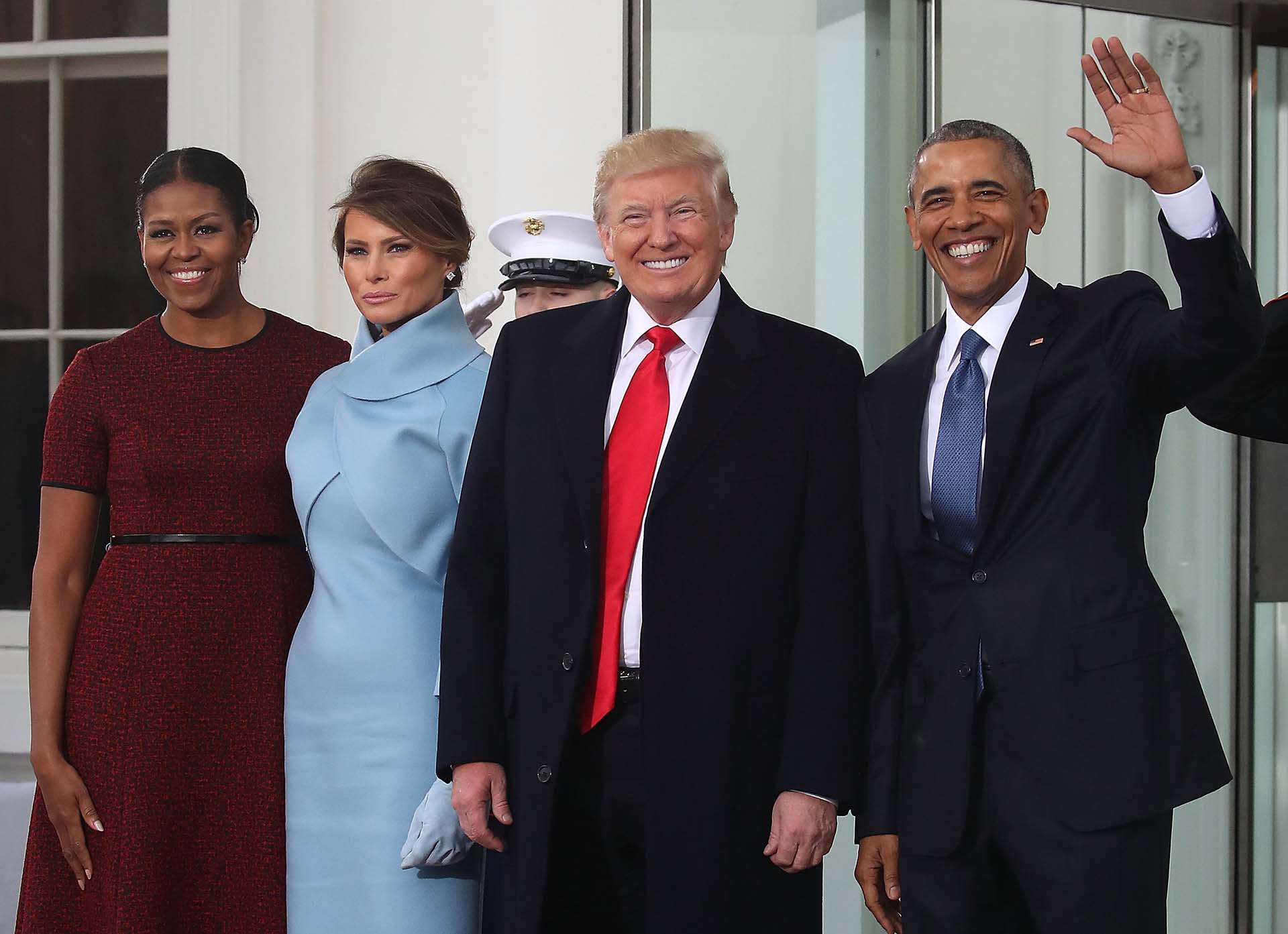 10/1/2017 Donald Trump y su esposa arriban a la Casa Blanca y son recibidos por el presidente saleinte, Barack Obama y su esposa.