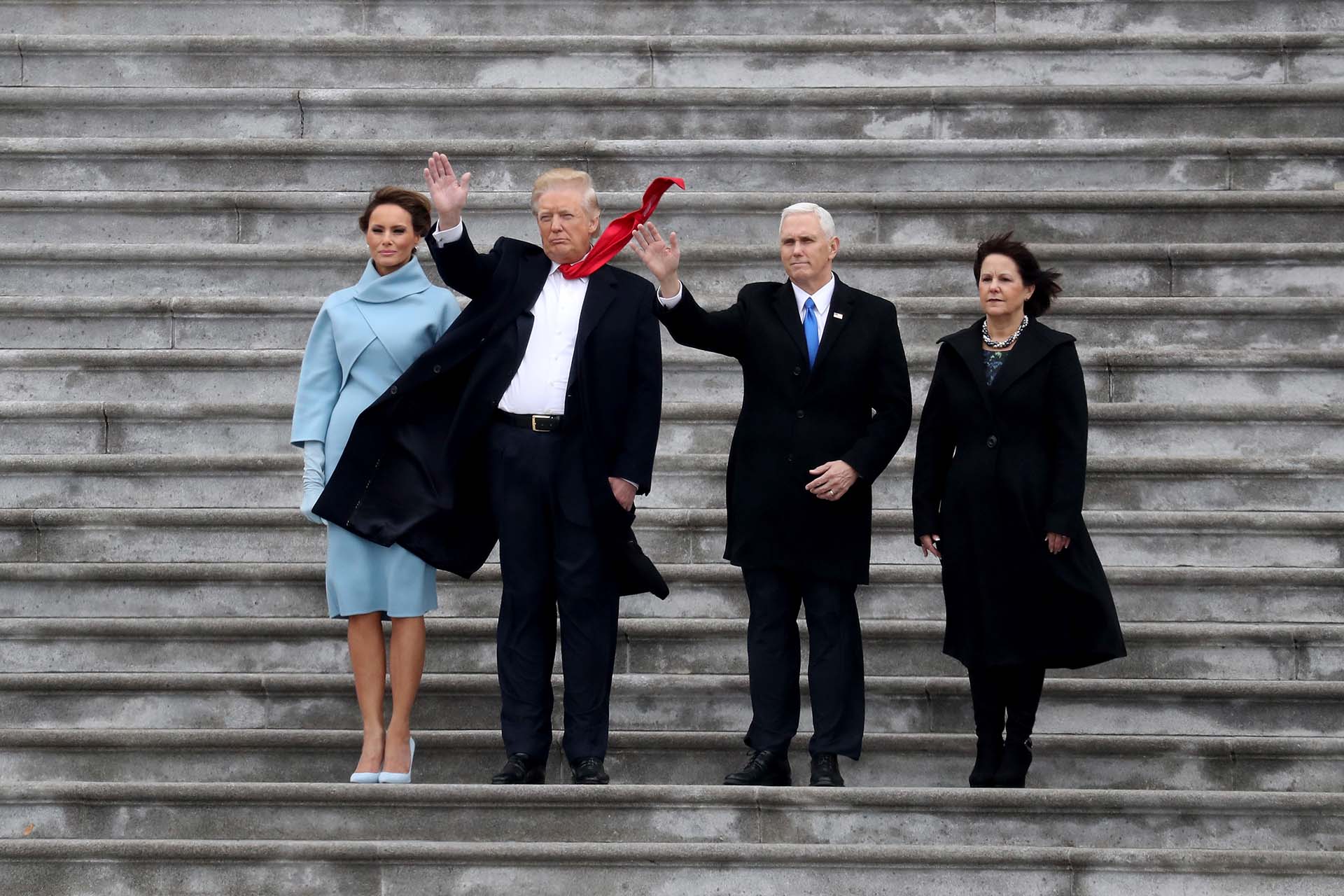 20/1/2017 Donald Trump y su vicepresidente Mike Pence, saludan a la multitud junto a sus esposas tras asumir sus cargos.