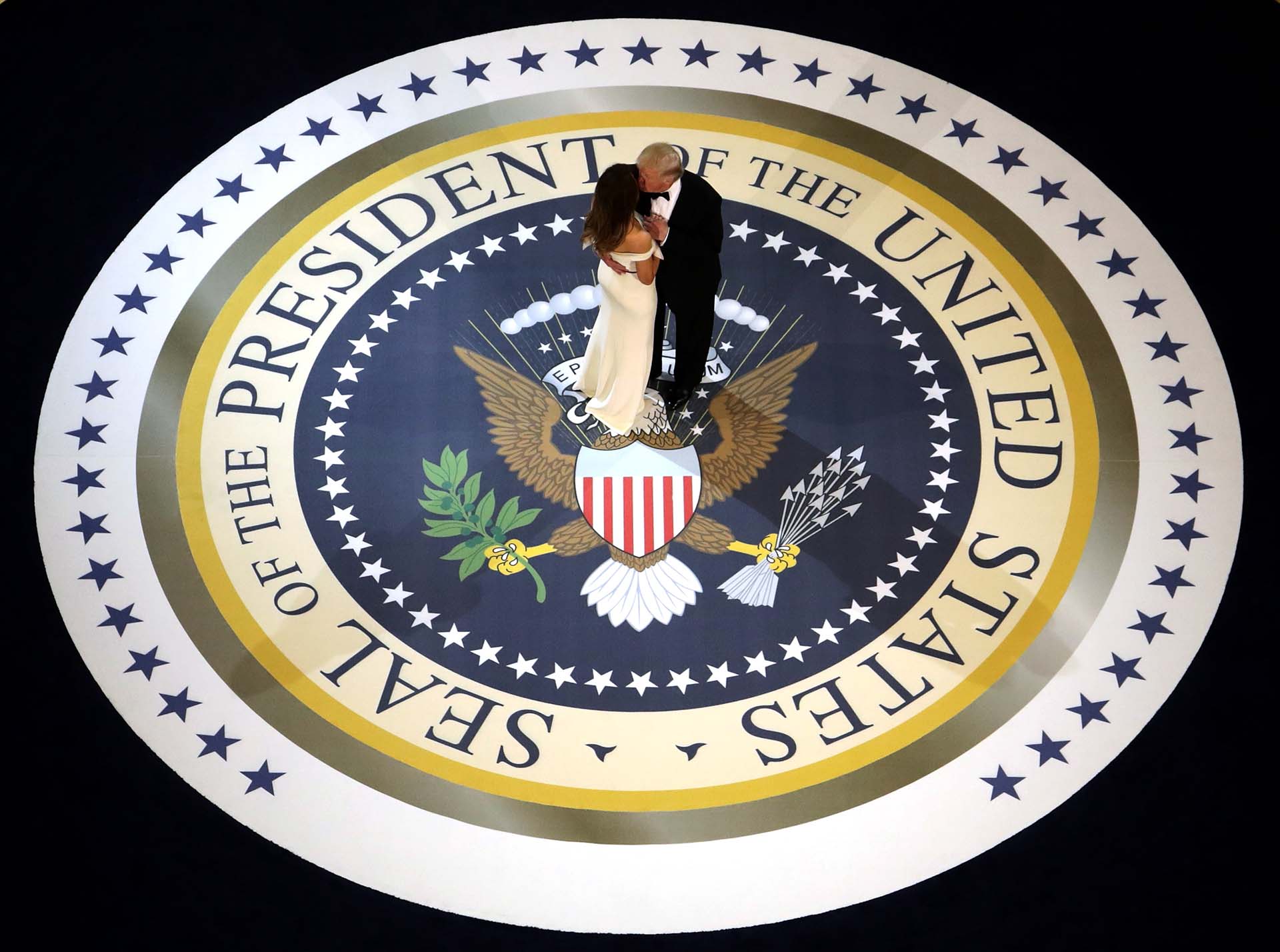 20/1/2017 Trump y su esposa bailan en una de las fiestas inaugurales de su presidencia.