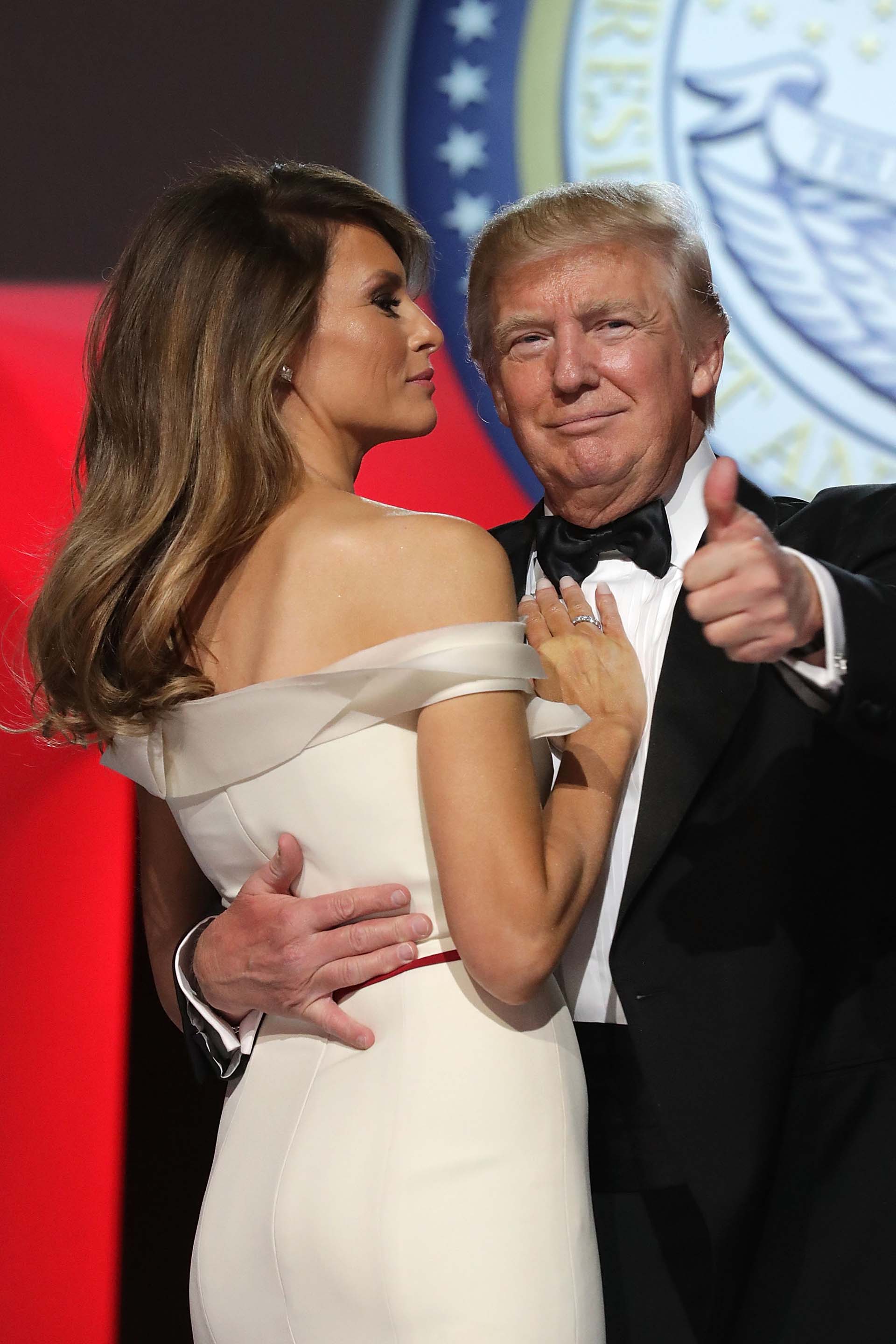 20/1/2017 Donald Trump y Melania bailan durante una fiesta de gala en la inauguración de su presidencia.