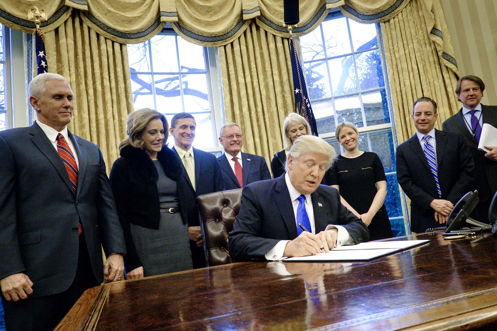 28/1/ 2017 Trump firma en el Salón Oval sus primeras resoluciones ejecutivas para reformas en Defensa y Seguridad.