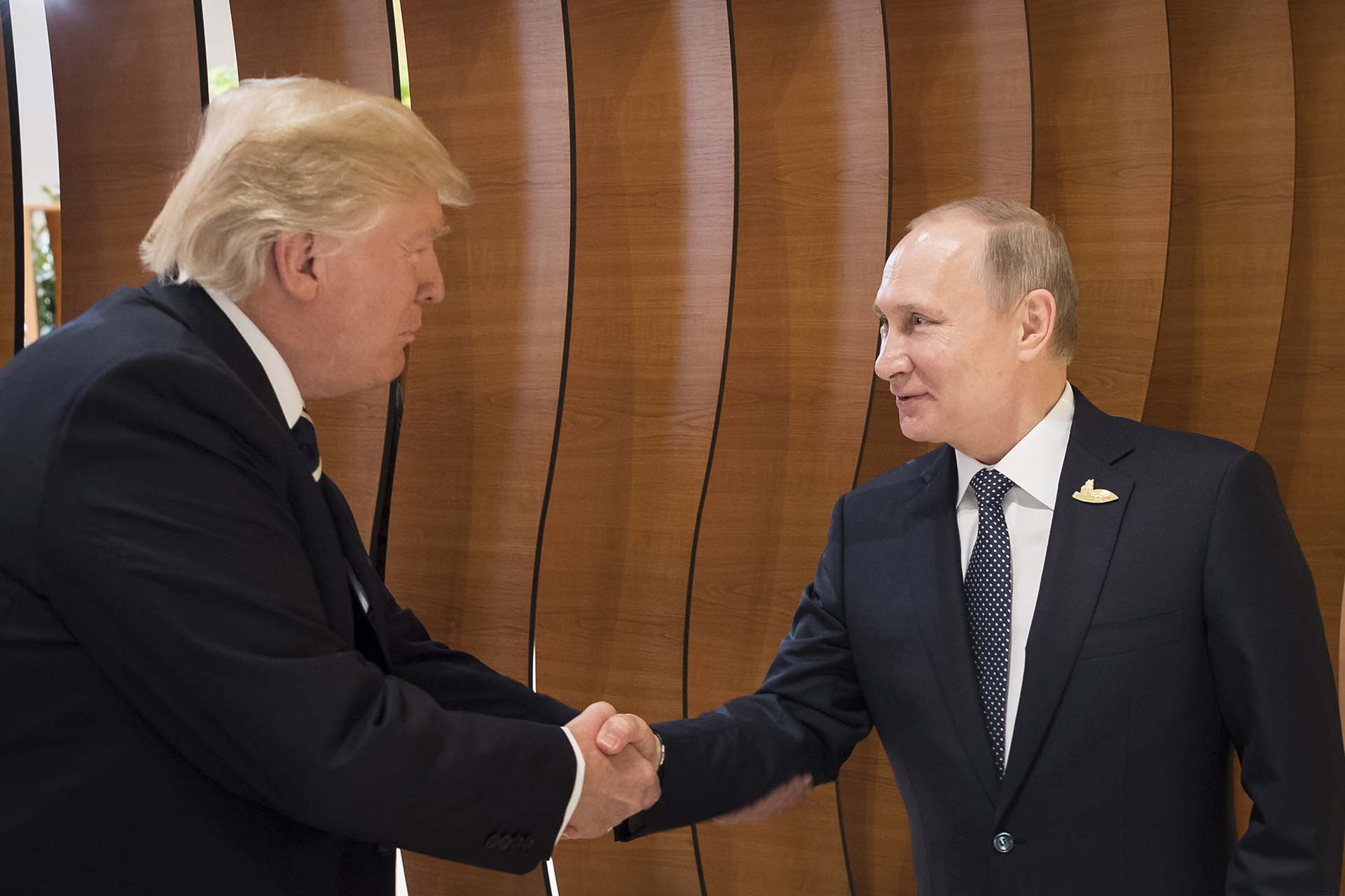 7/7/2017 Donald Trump y Vladimir Putin se saludan durante la cumbre del G-20 en Hmaburgo, Alemania