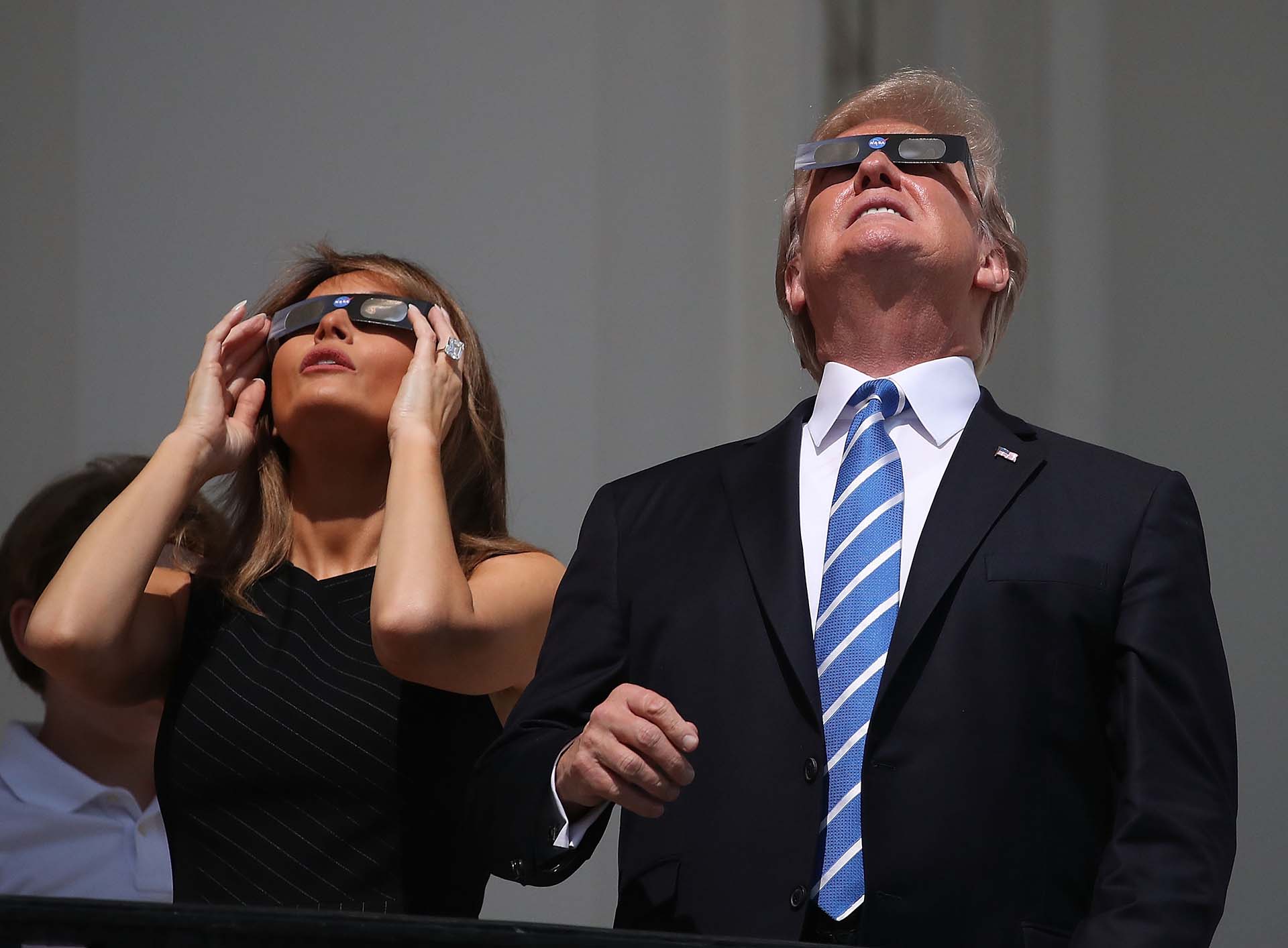 21/8/2017 Donald Trump y Melania miran el eclipse sola desde la Casa Blanca