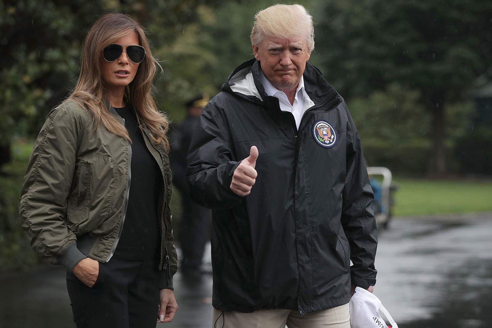 29/8/2017 Donald Trump saluda junto a su esposa antes de abordar el helicóptero que los trasladará desde la Casa Blanca para ver los daños que el huracán Harvey ocasionó en Texas.