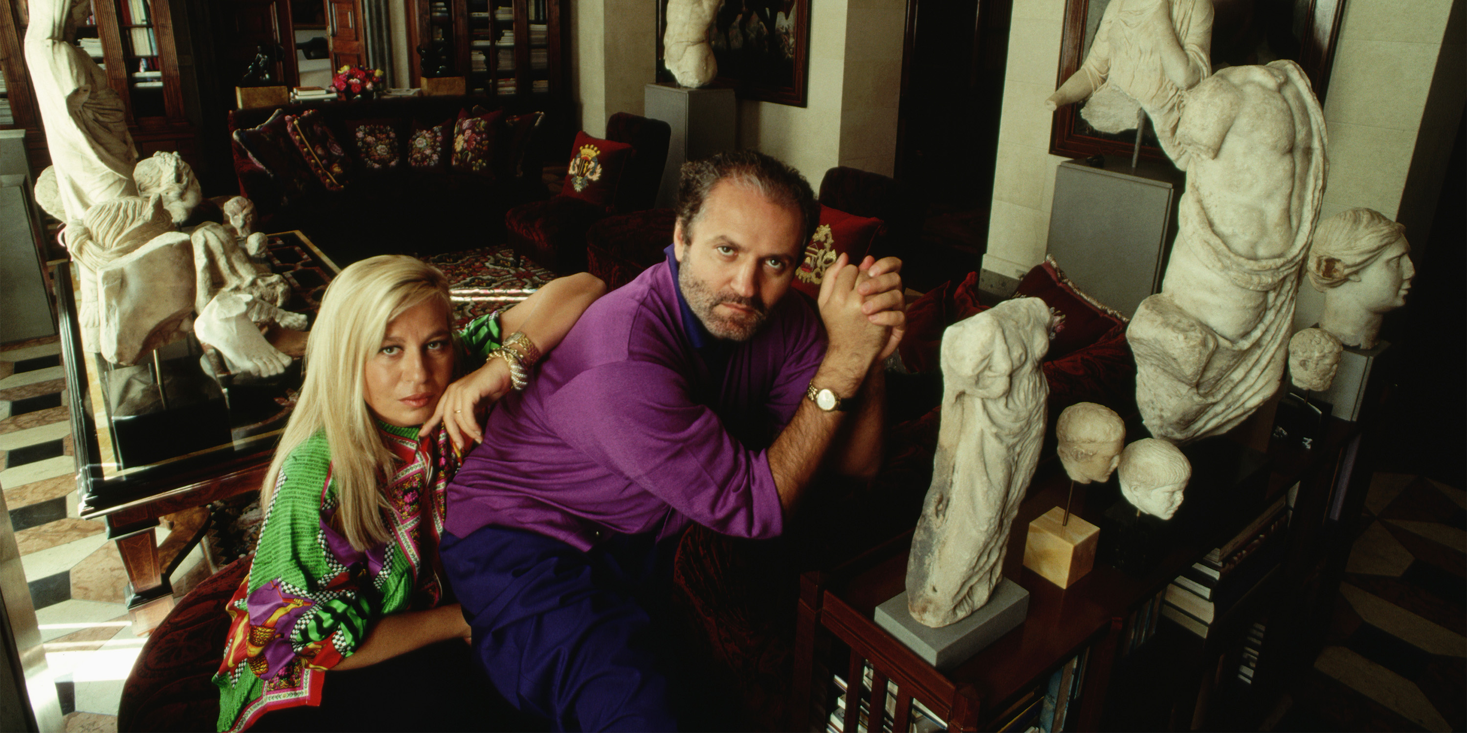 Versace y su hermana Donatella, en el interior de la mansión (Foto: Stephanie Maze/CORBIS/Corbis via Getty Images)
