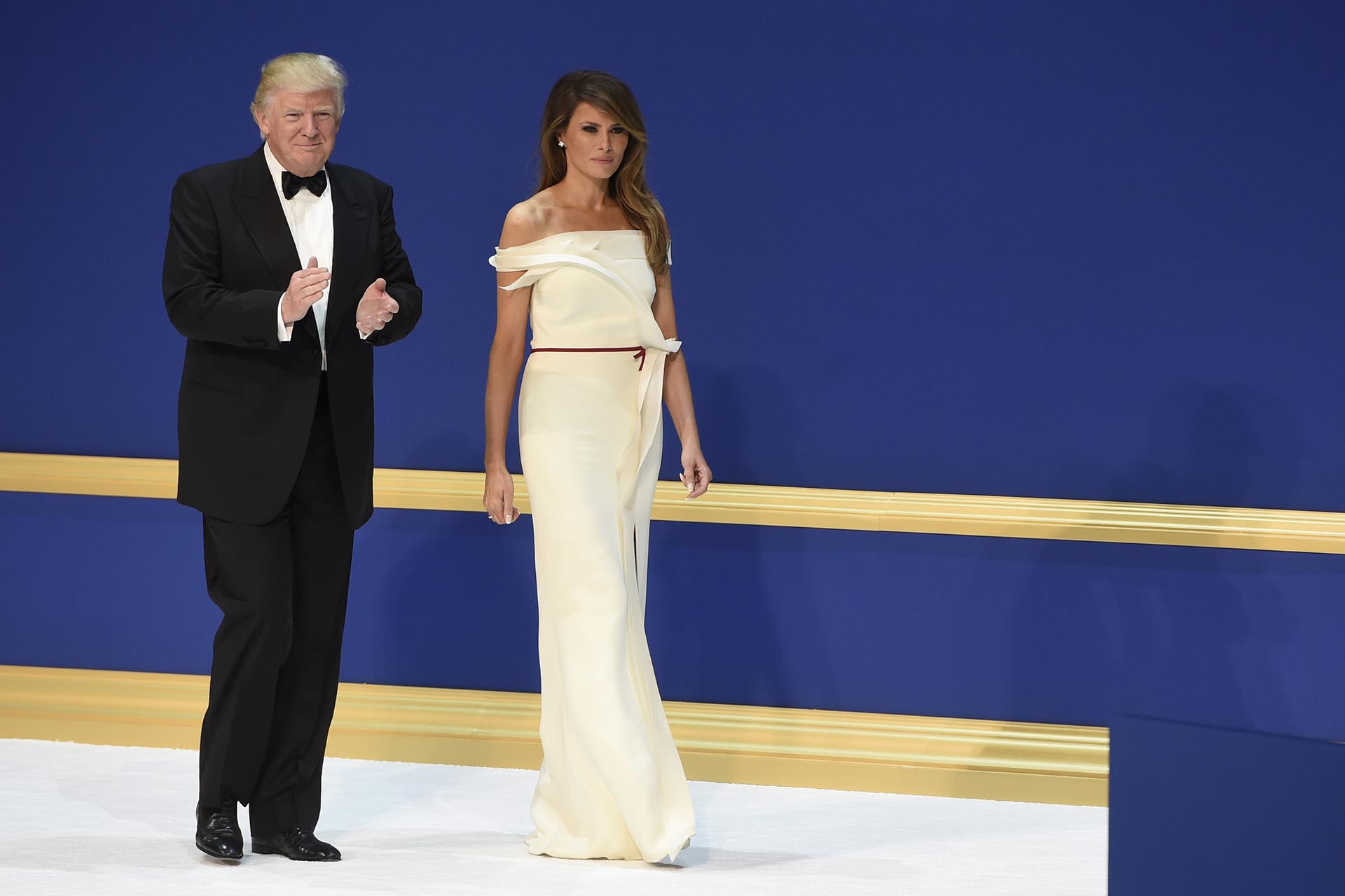 20 de enero en la ceremonia de la investidura, Melania elegante y refinada con un vestido de Hervé Pierre