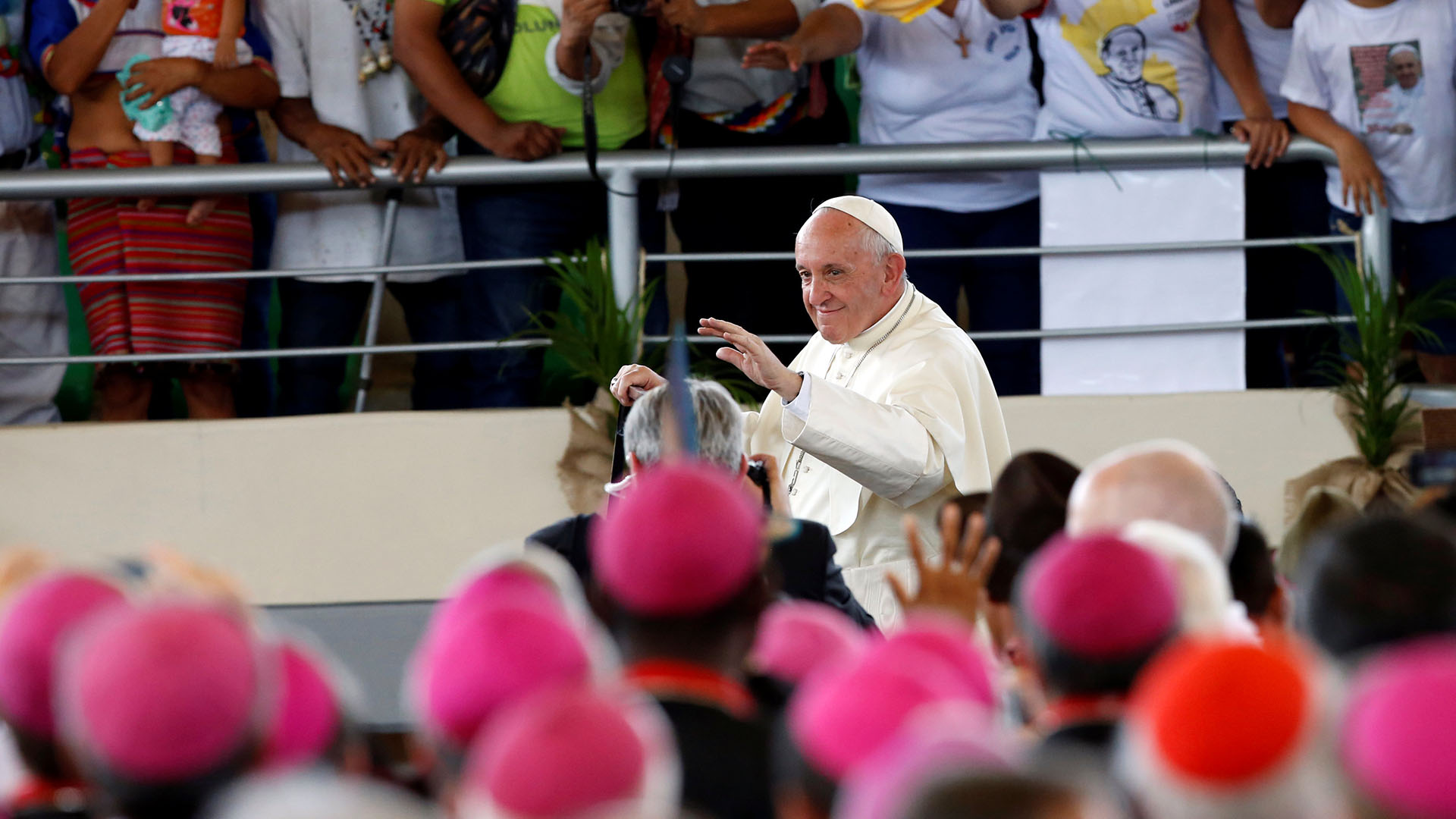 El arribo del Papa al recinto donde se realizó el encuentro con los pueblos originarios, el coliseo Madre de Dios