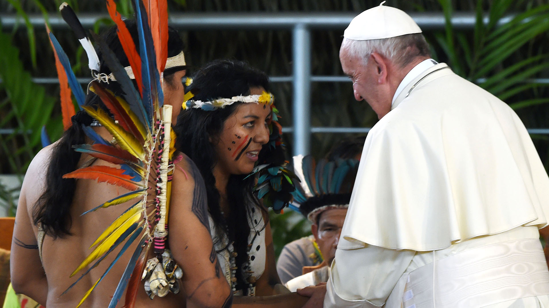 Representantes de los pueblos originarios le entregan un presente a Francisco