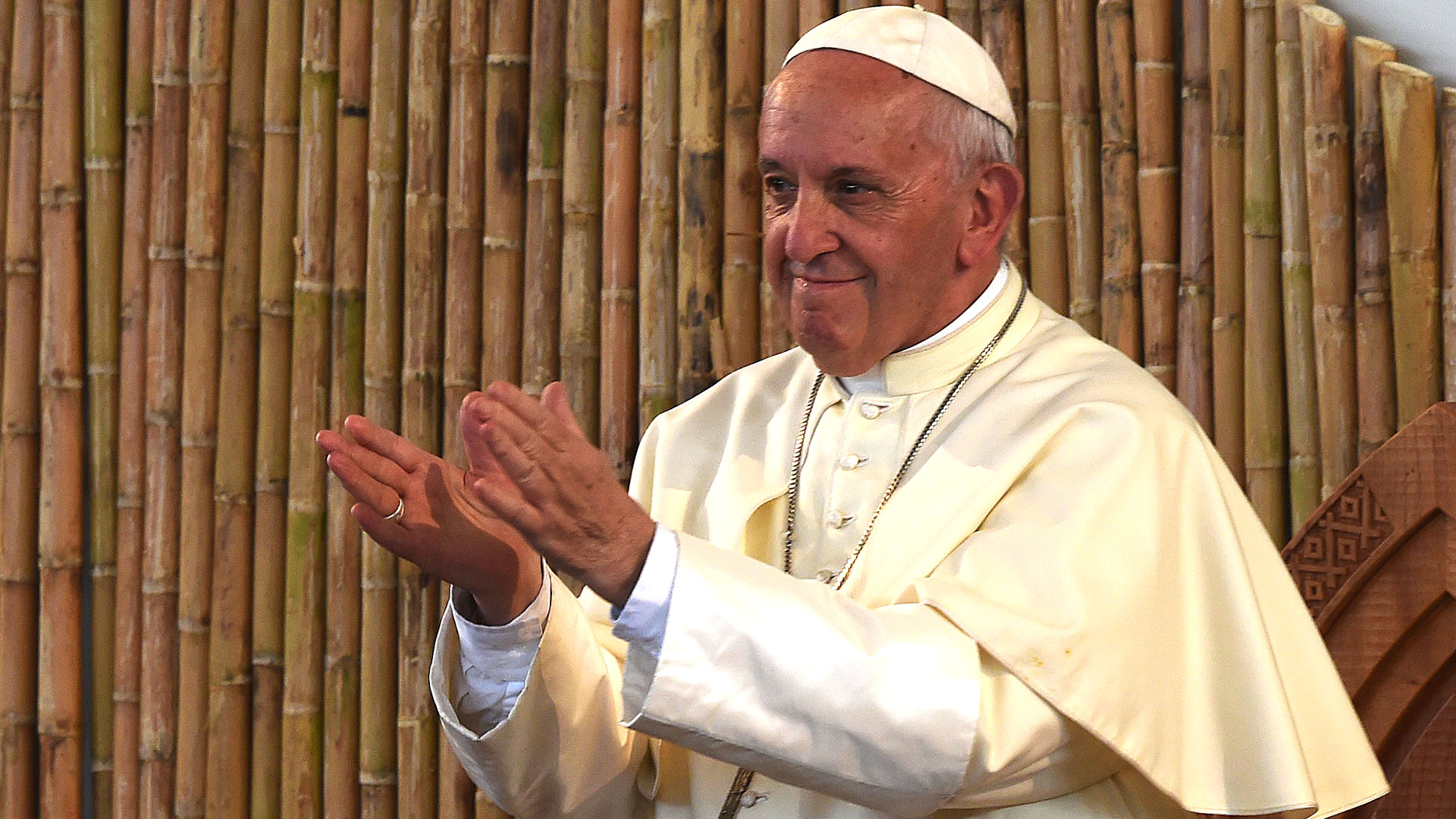 El Papa aplaude uno de los actos preparados por la comunidad local en su honor