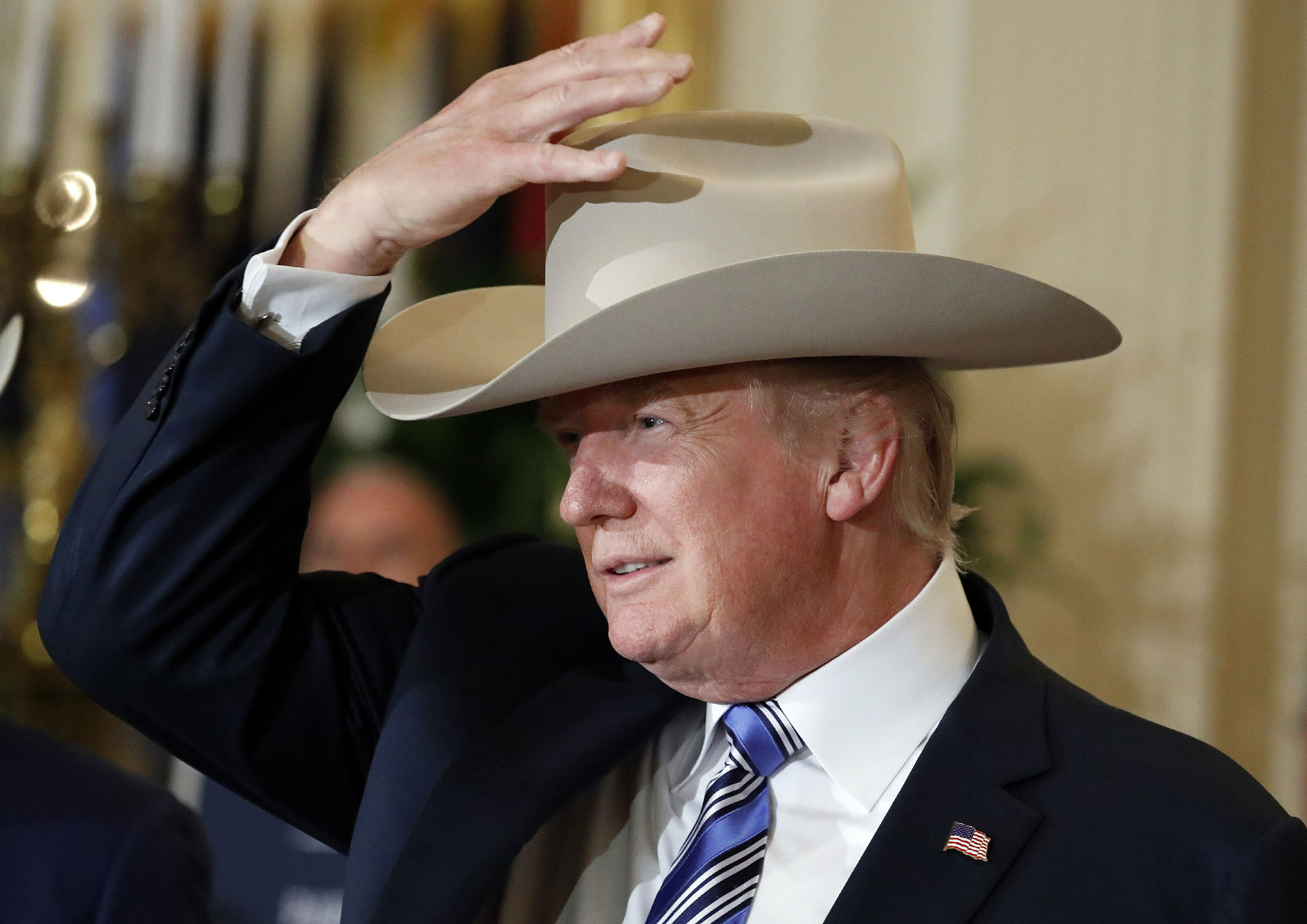 17/7/2017 Donald Trump se prueba un sombrero “Made in America” durante una muestra de productos confeccionados en Estados Unidos que se realizó en la Casa Blanca