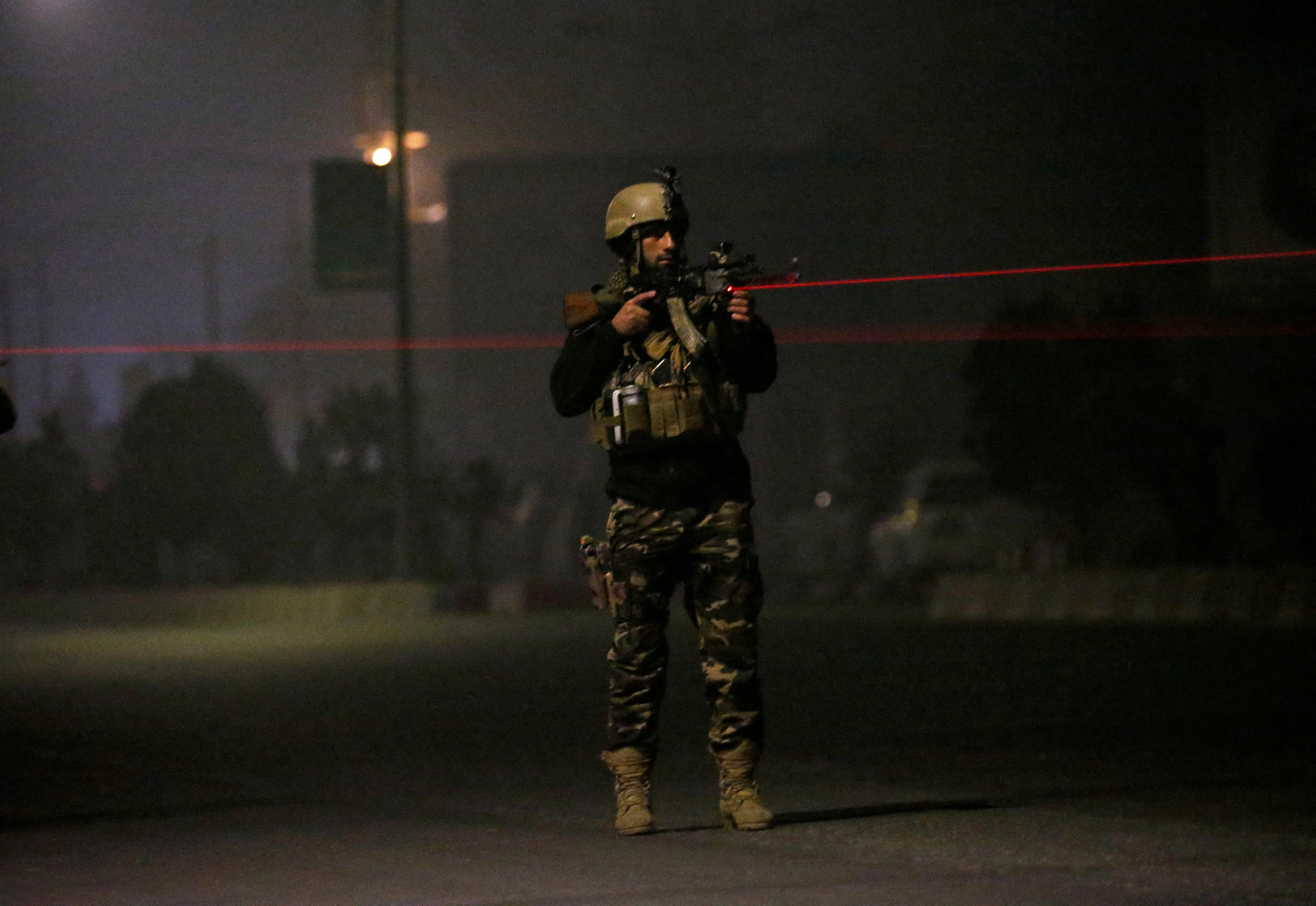 Un miembro de las fuerzas afganas en las inmediaciones del hotel.REUTERS/Mohammad Ismail