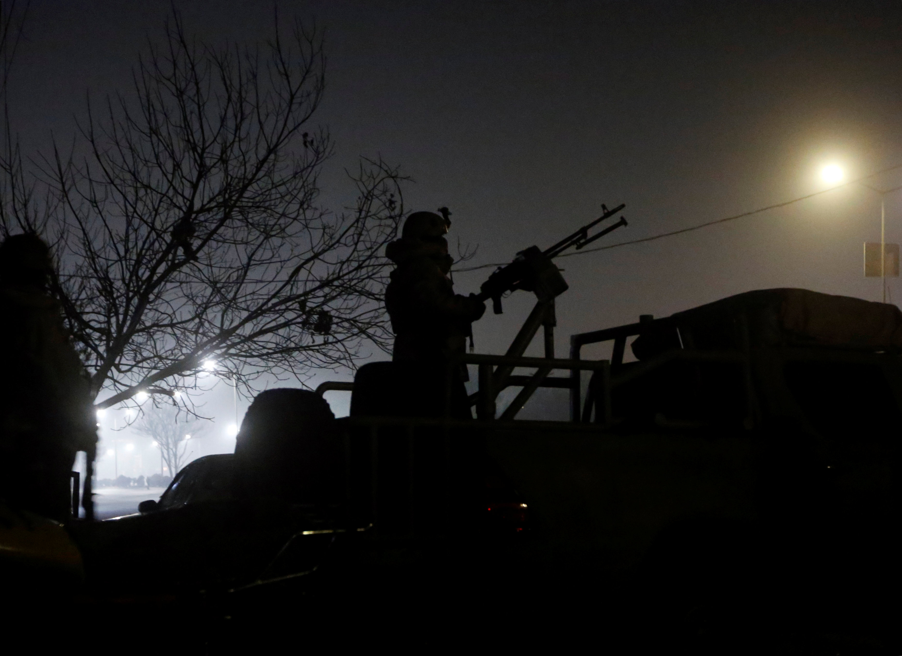 Tropas afganas en las afueras del hotel (Reuters)