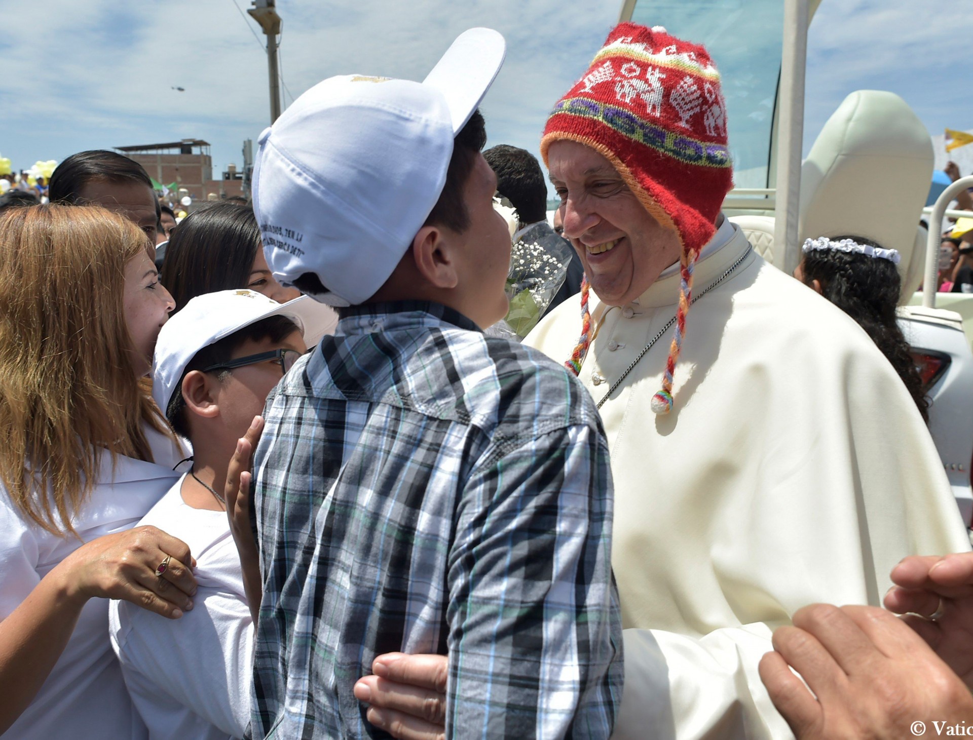 Francisco vistió por un momento un tradicional gorro peruano